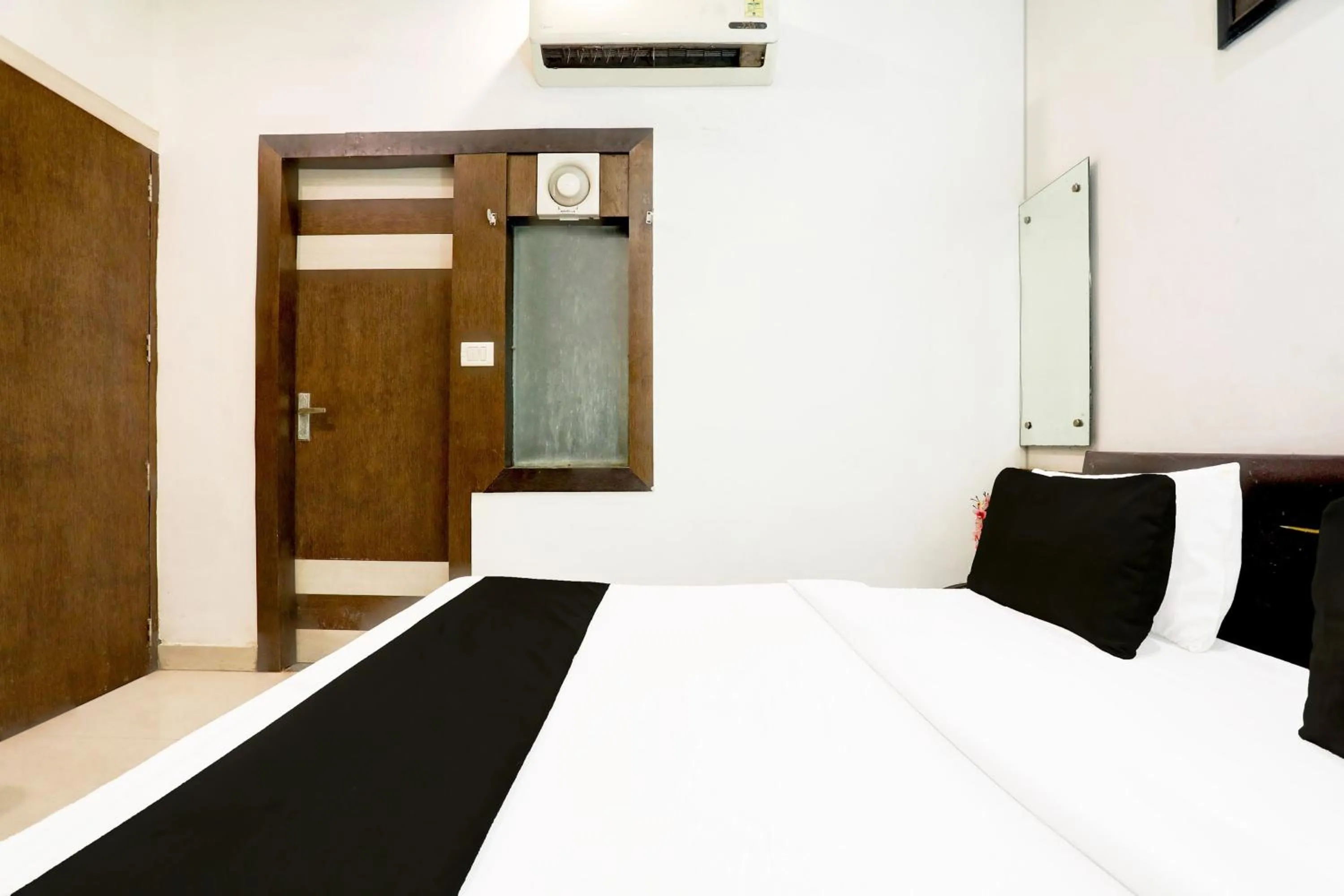 Bedroom, Bed in Super Hotel O Taj Nagri Near Taj Mahal East Gate Formerly Riviera