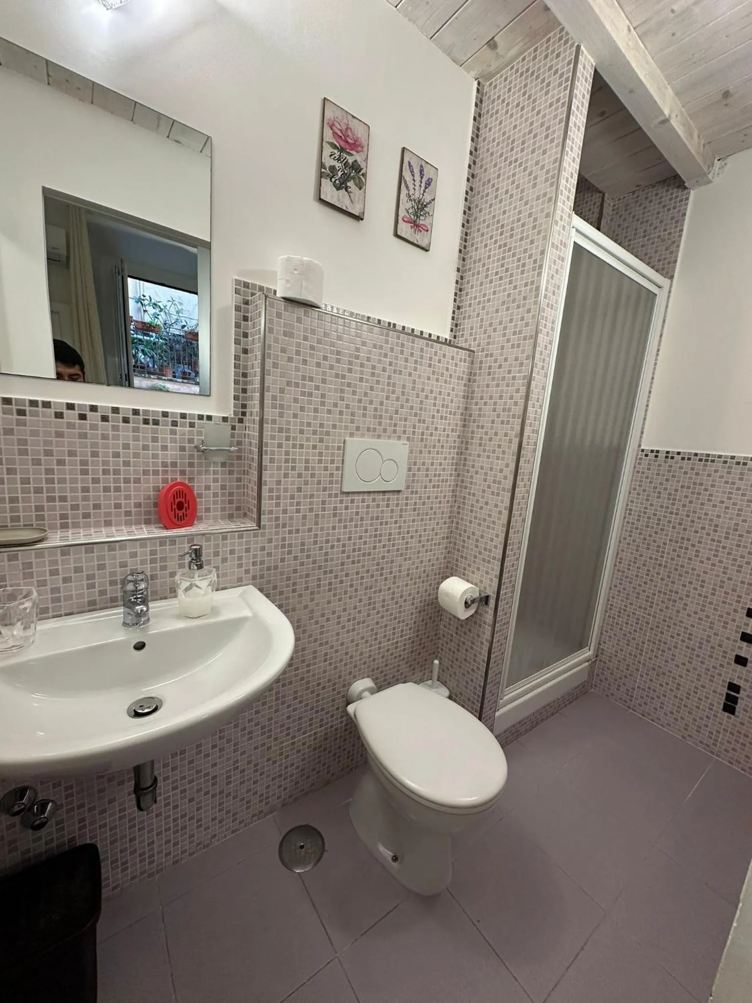 Shower in Marcelina vaticans rooms