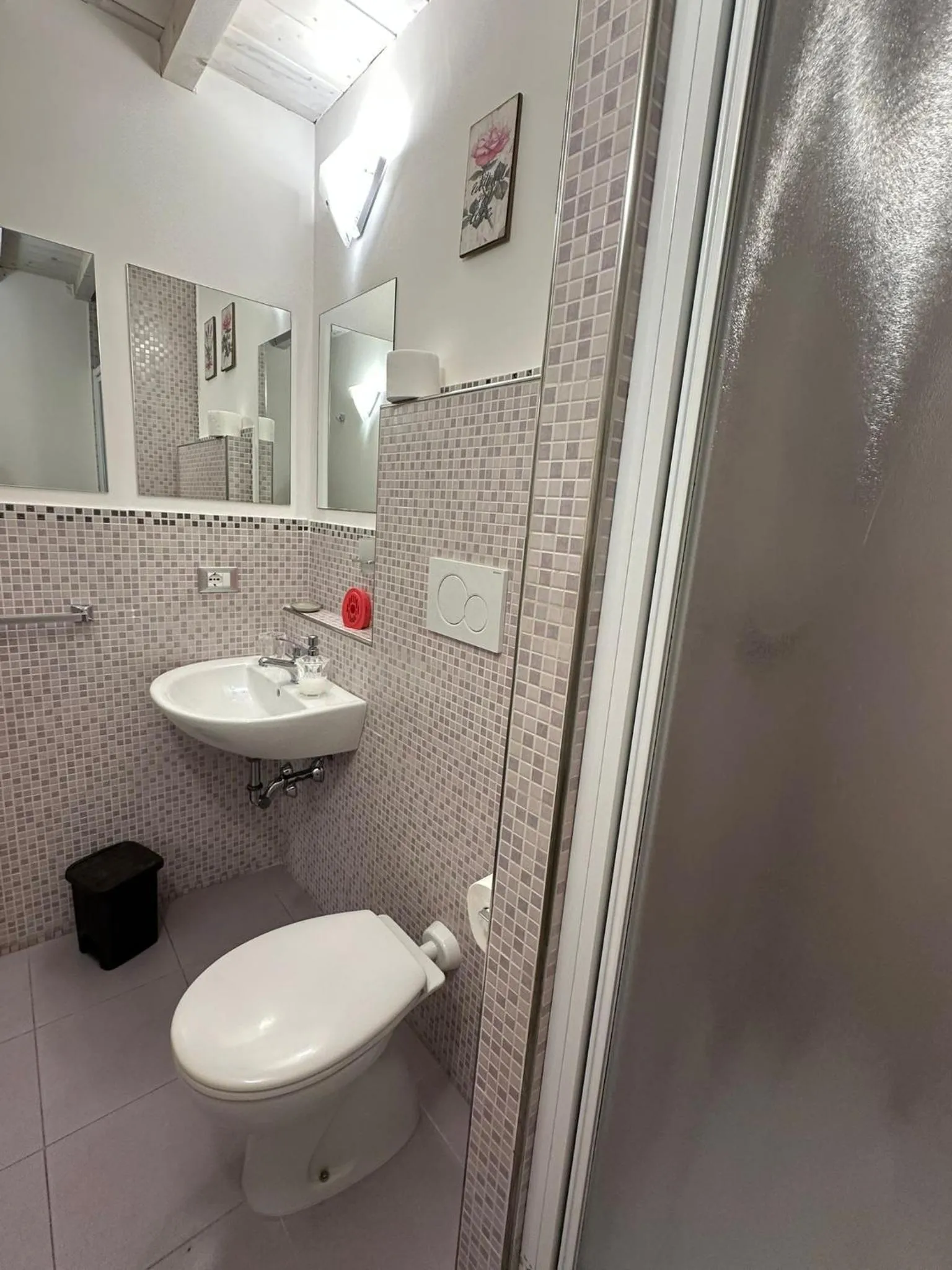 Shower in Marcelina vaticans rooms