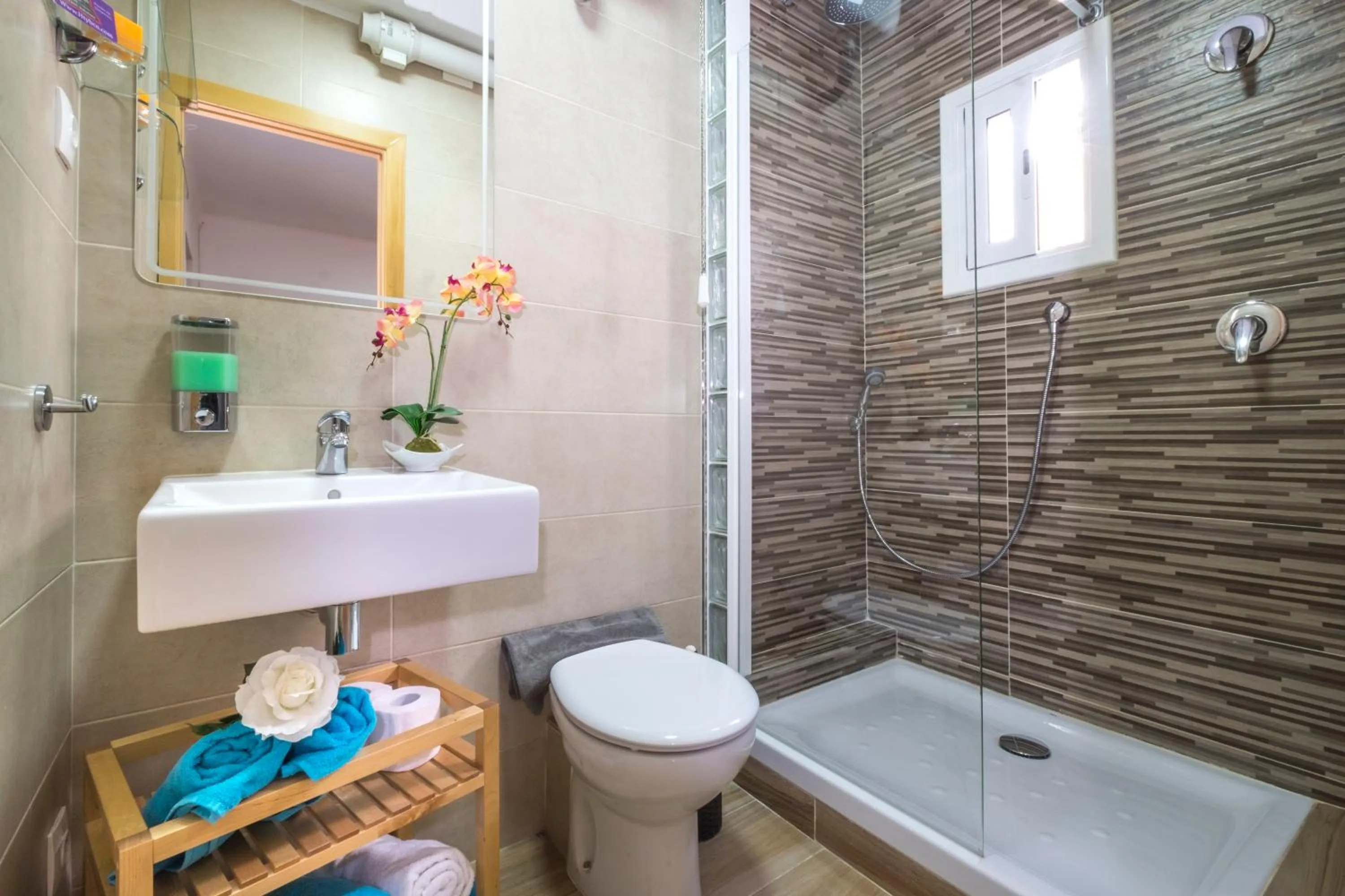 Shower in Ático, terraza y Barbacoa