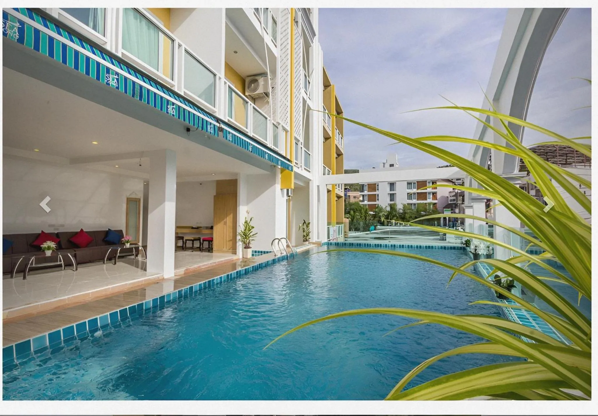 Swimming pool in Lucky Sun Patong