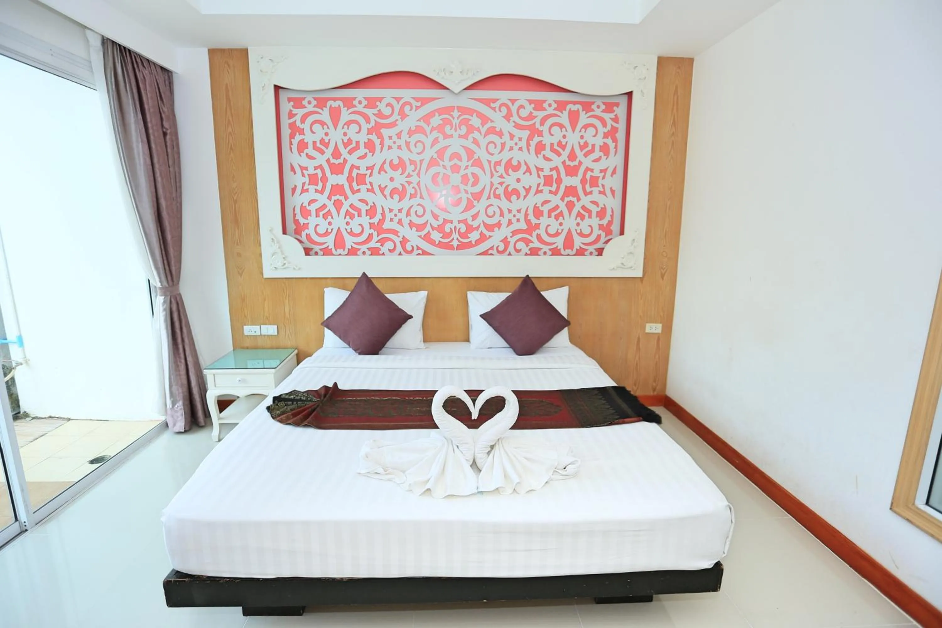 Photo of the whole room, Bed in Lucky Sun Patong
