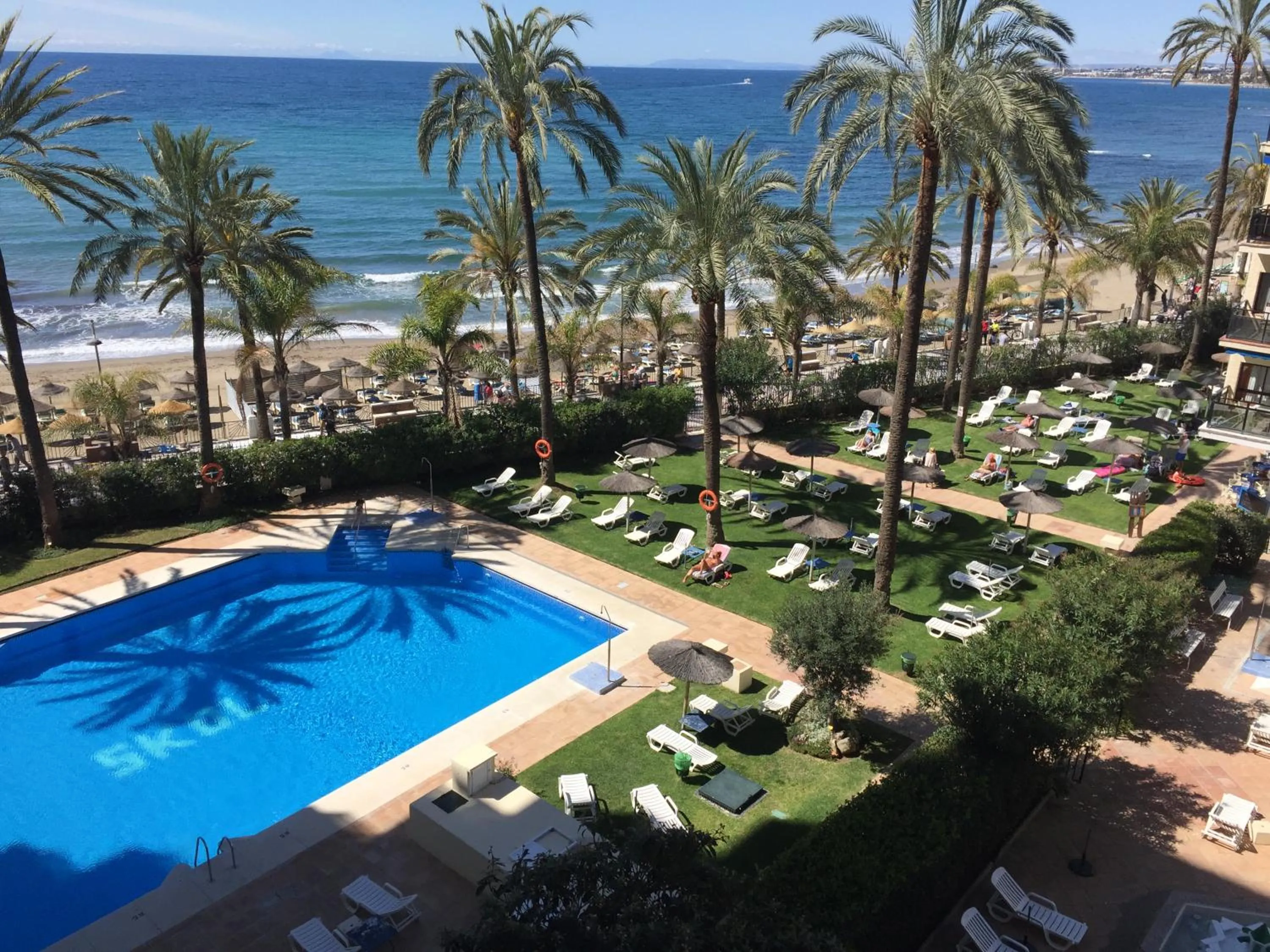 Swimming pool in Skol Apartments Marbella