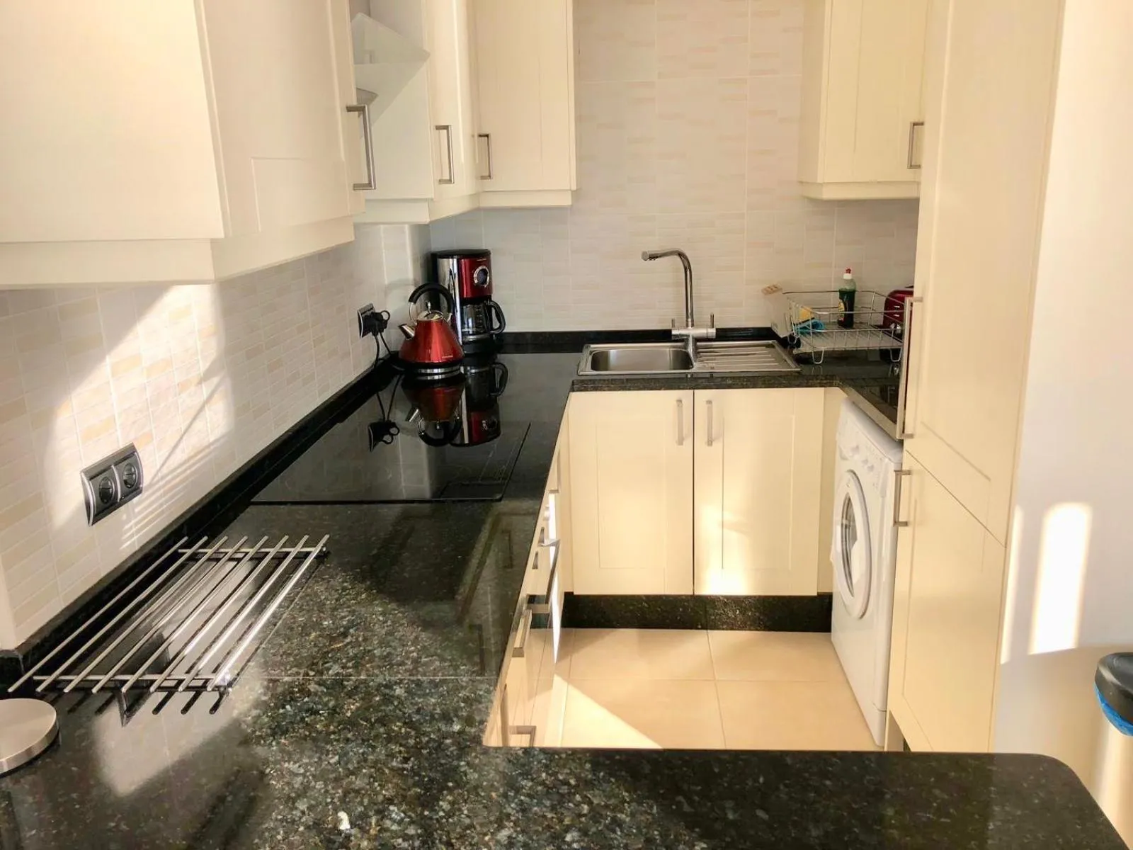 Kitchen or kitchenette in Skol Apartments Marbella