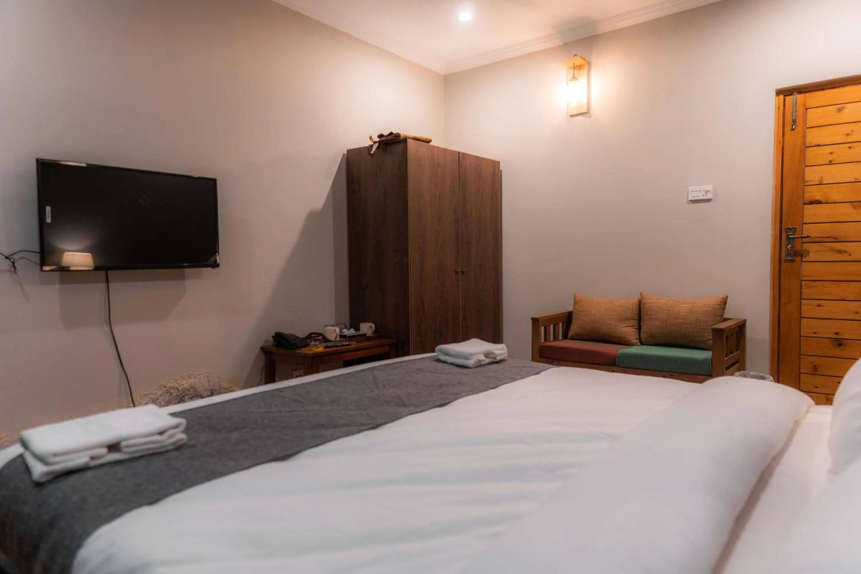 Bedroom, Bed in Dynasty Hotel Skardu