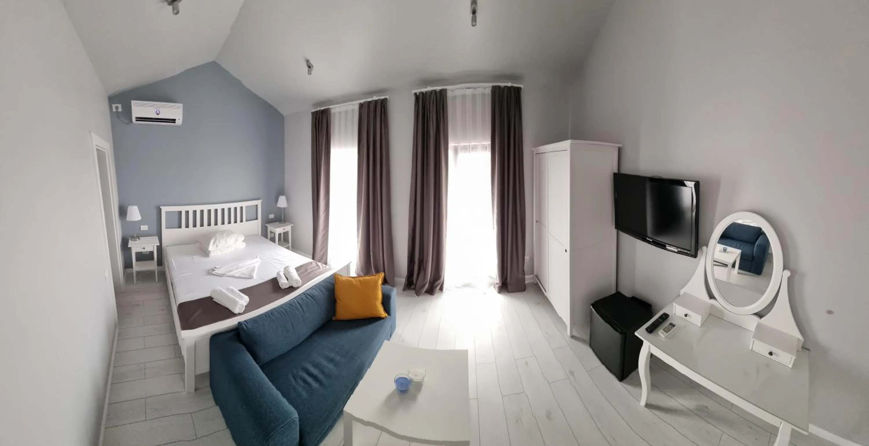 Photo of the whole room, Bed in CHG Boutique