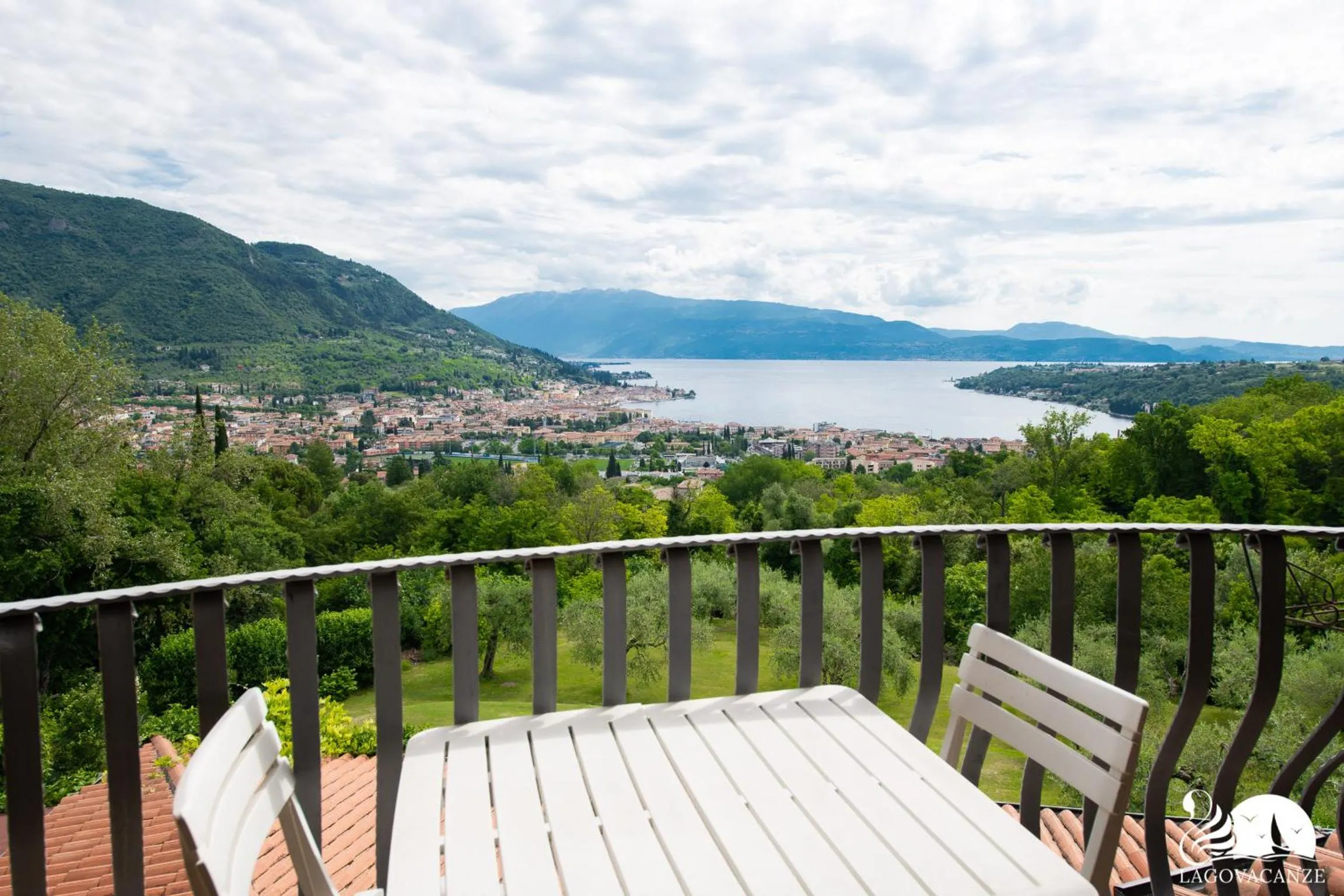 Lake view in Feeling House