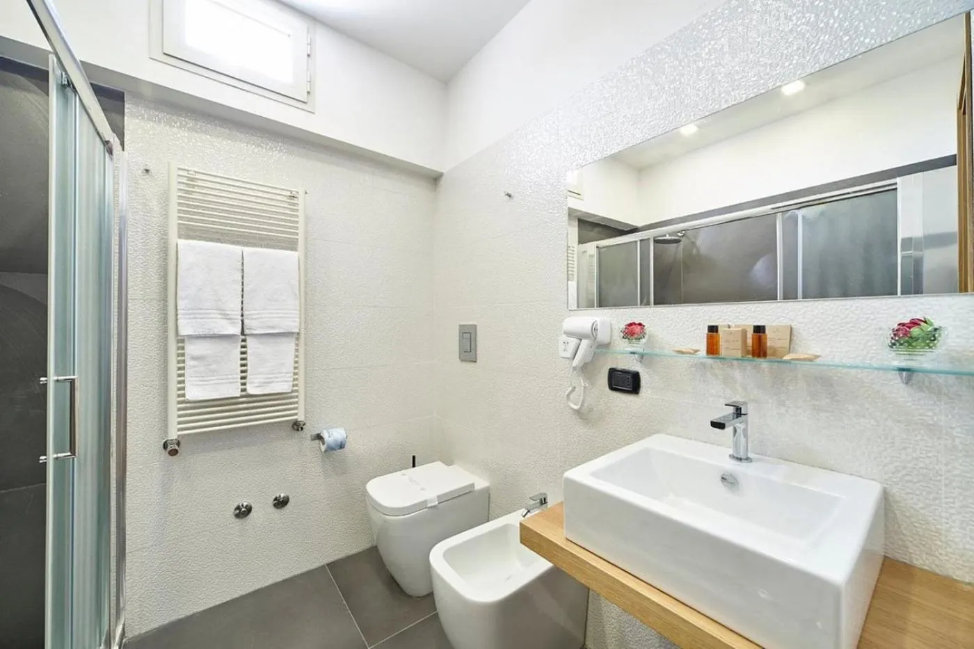 Shower in Sweet Central Hotel