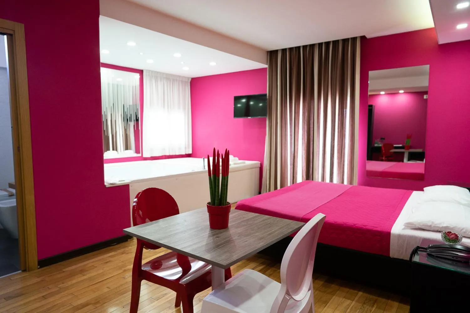 Hot Tub, Bed in Sweet Central Hotel