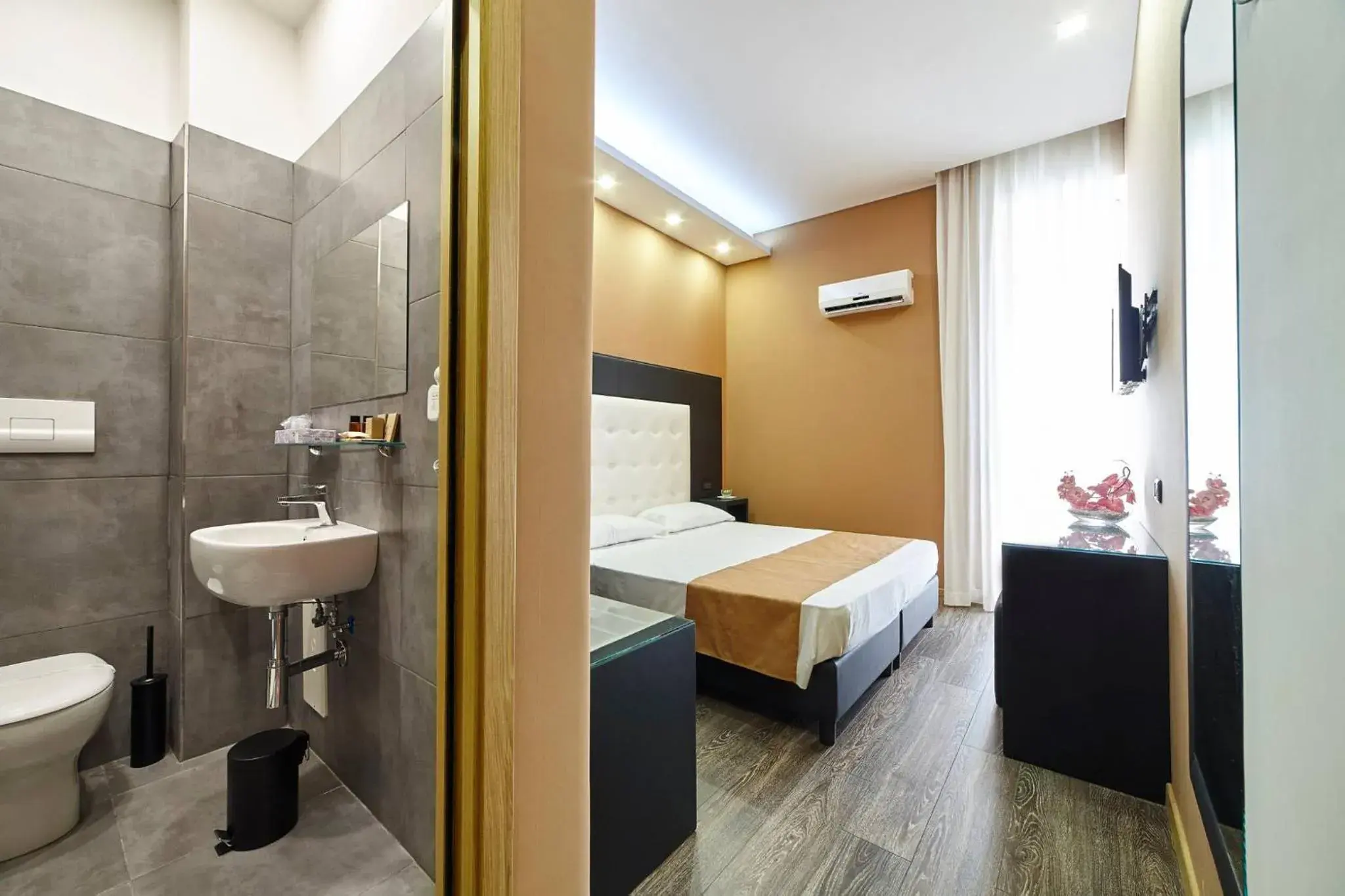 Double Room with Private Bathroom - single occupancy in Sweet Central Hotel Double Room with Private Bathroom - single occupancy in Sweet Central Hotel