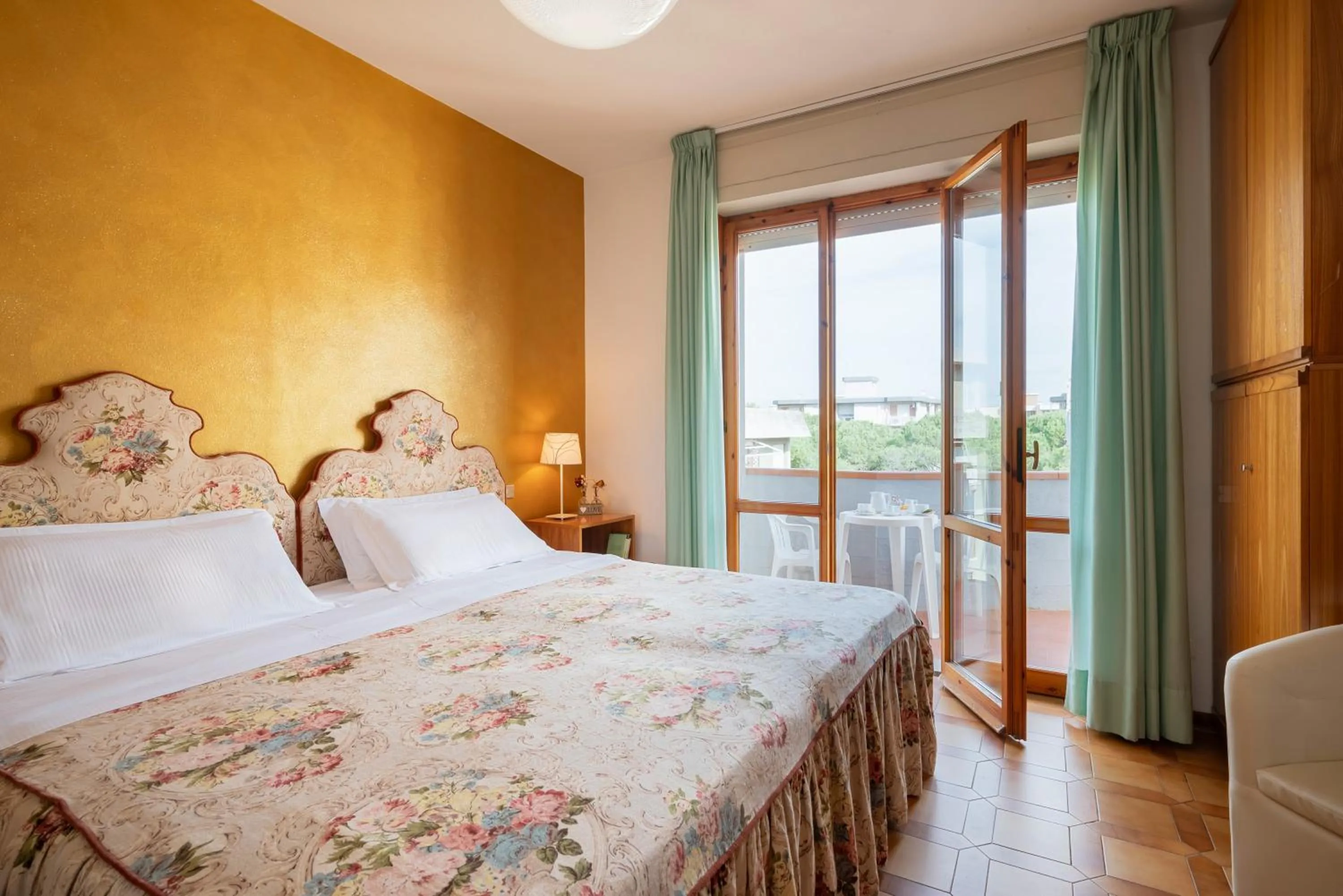 Bedroom, Bed in Hotel Parco dei Pini - 100mt dal Mare