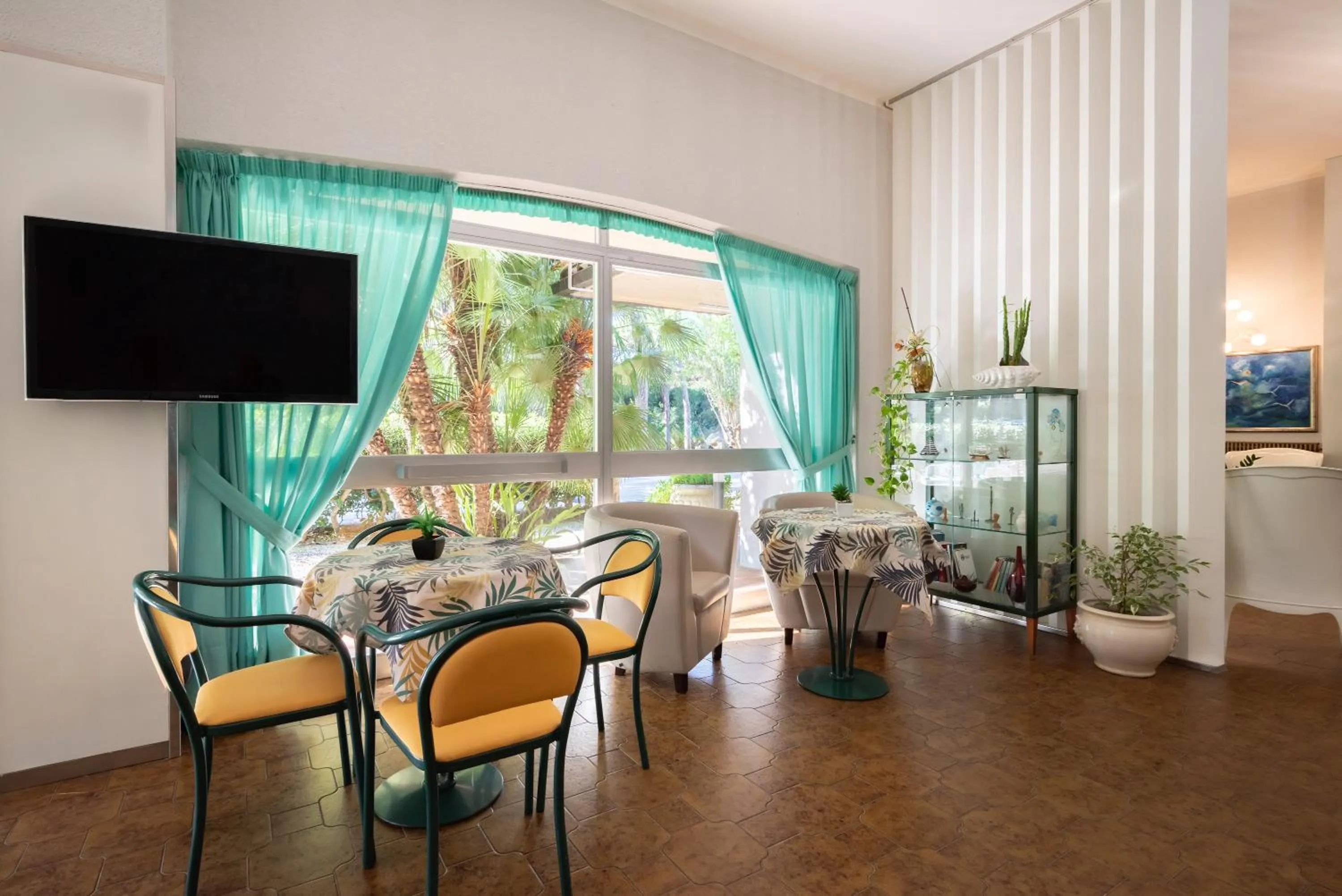 Communal lounge/ TV room in Hotel Parco dei Pini - 100mt dal Mare