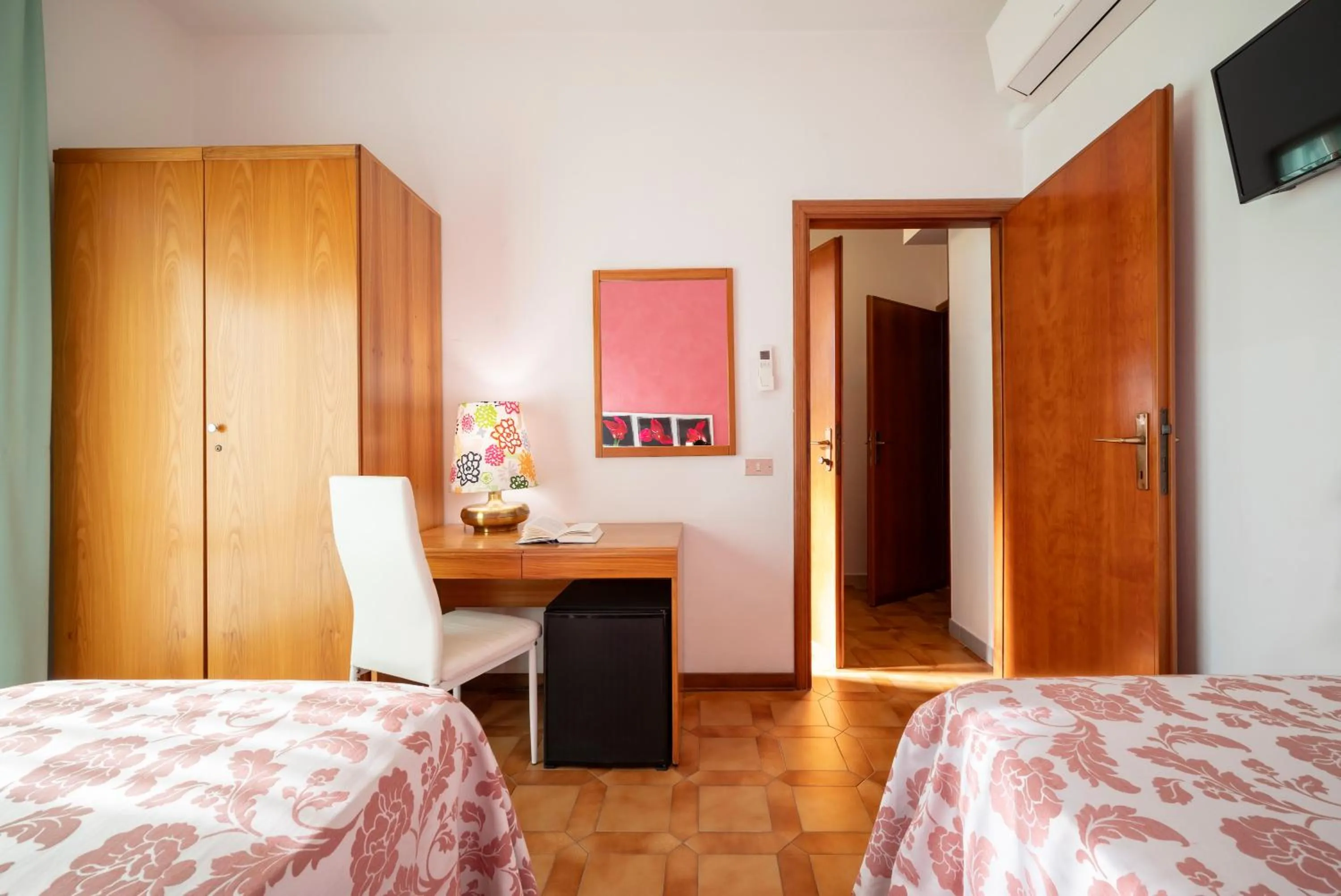 TV and multimedia, Bed in Hotel Parco dei Pini - 100mt dal Mare