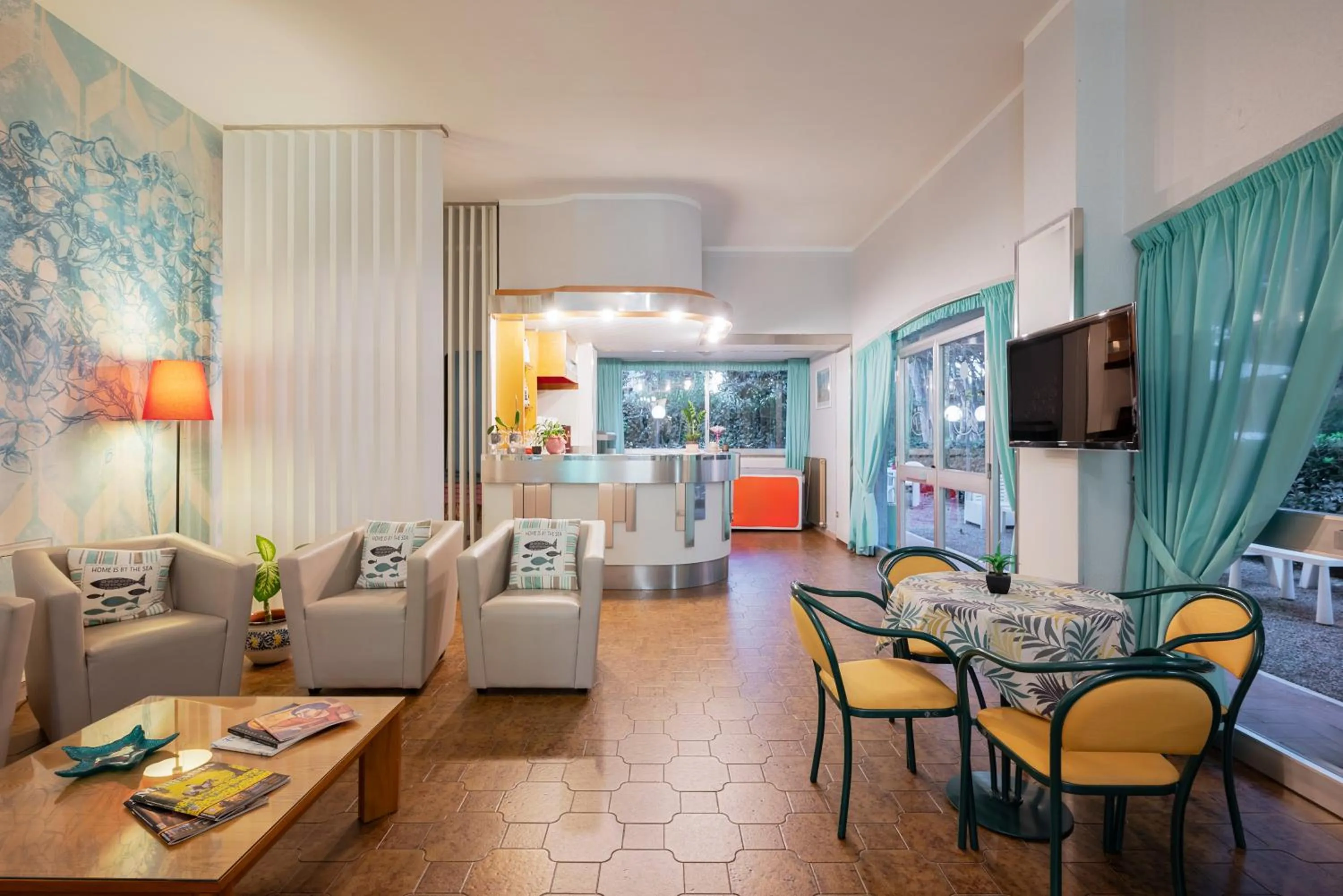 Communal lounge/ TV room in Hotel Parco dei Pini - 100mt dal Mare