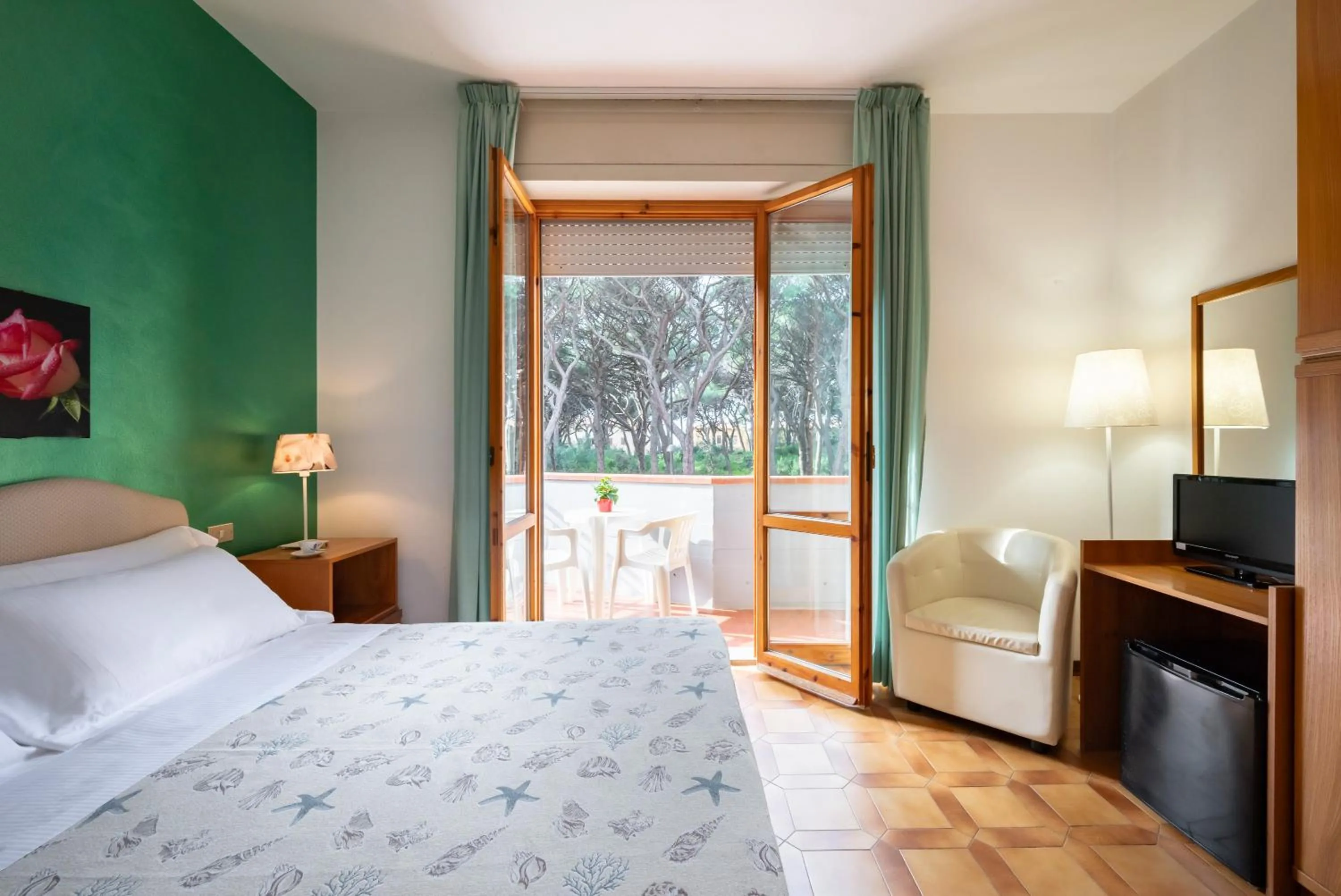 TV and multimedia, Bed in Hotel Parco dei Pini - 100mt dal Mare