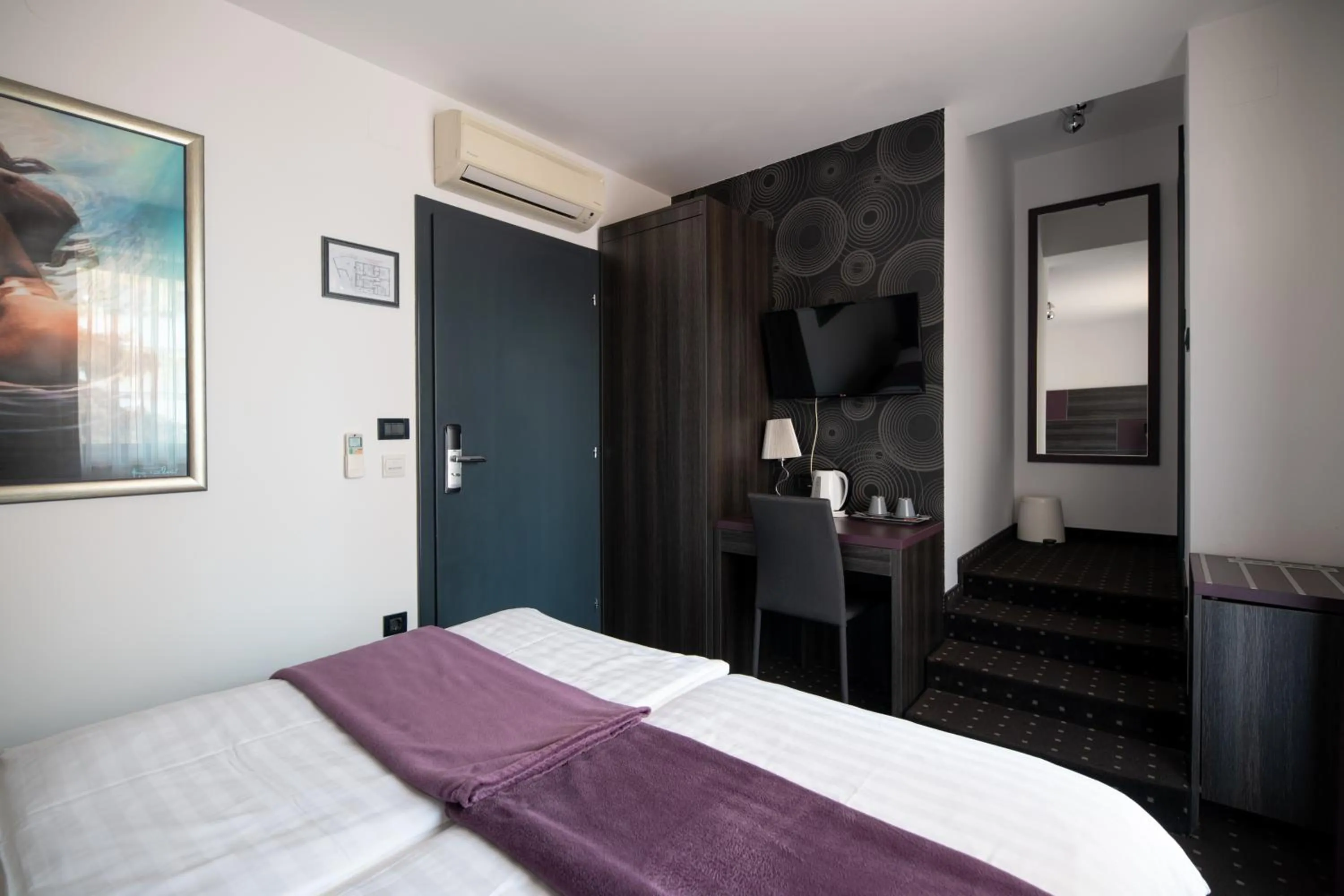 Bedroom, Bed in Log In Rooms