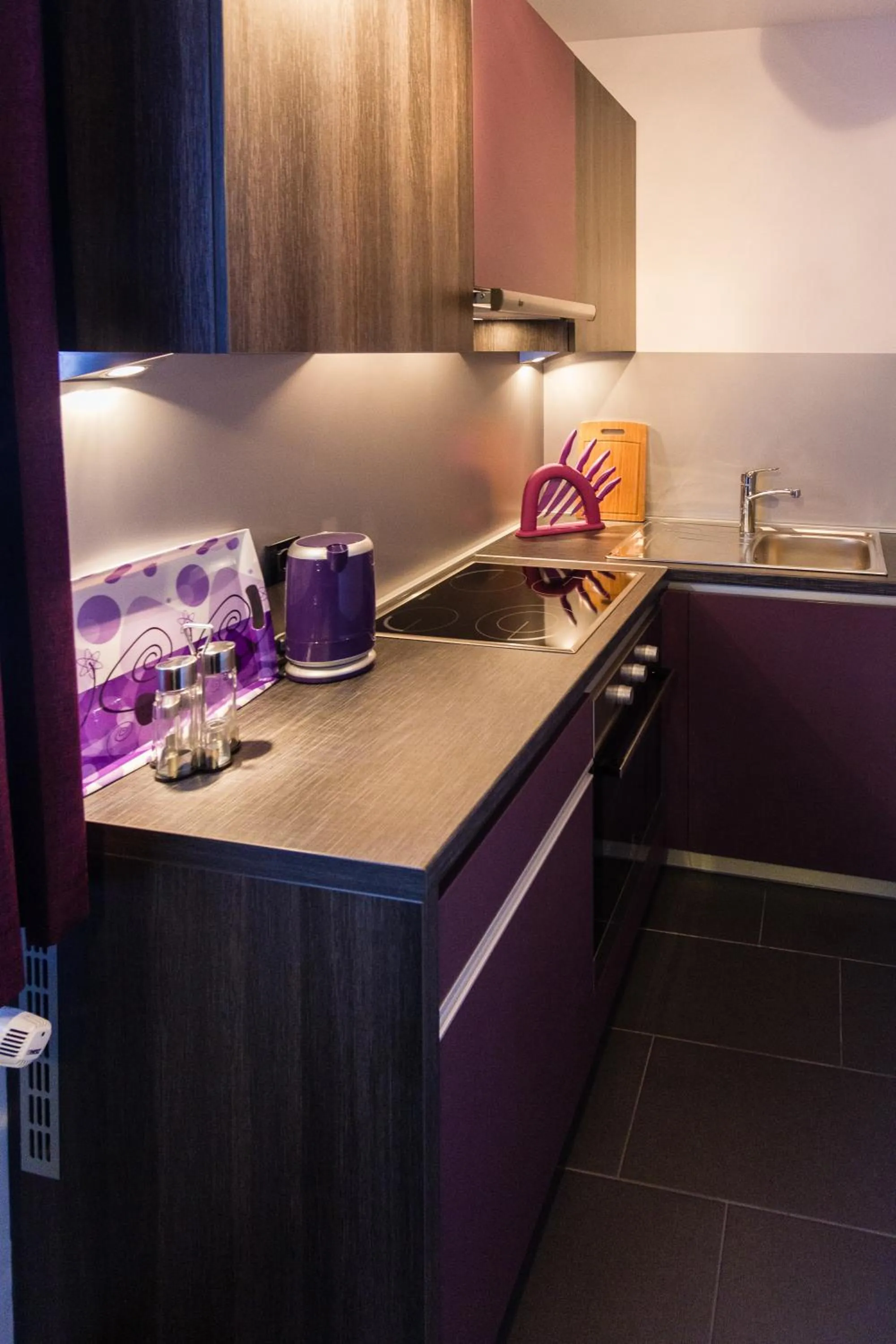 Kitchen or kitchenette in Log In Rooms