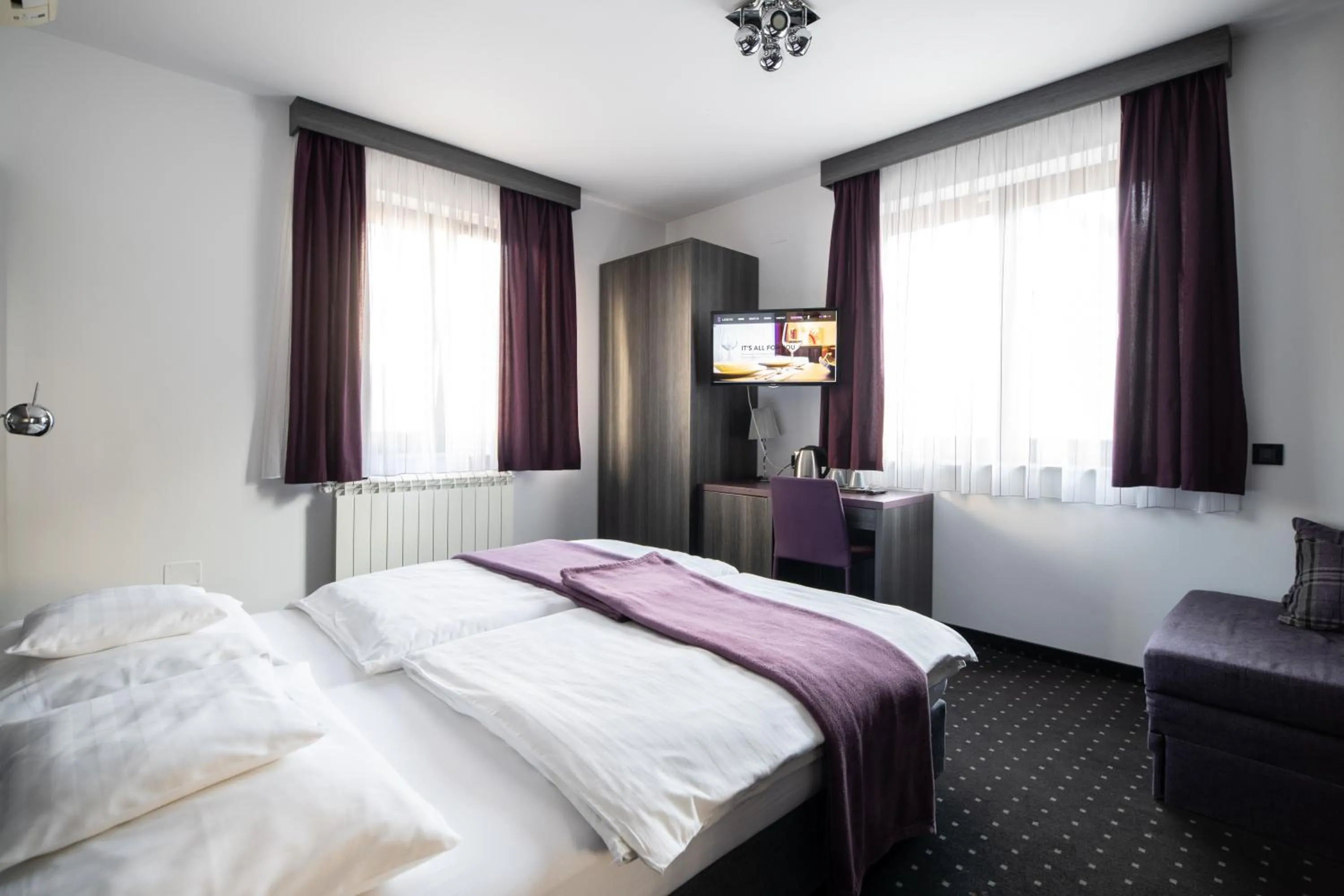 Photo of the whole room, Bed in Log In Rooms