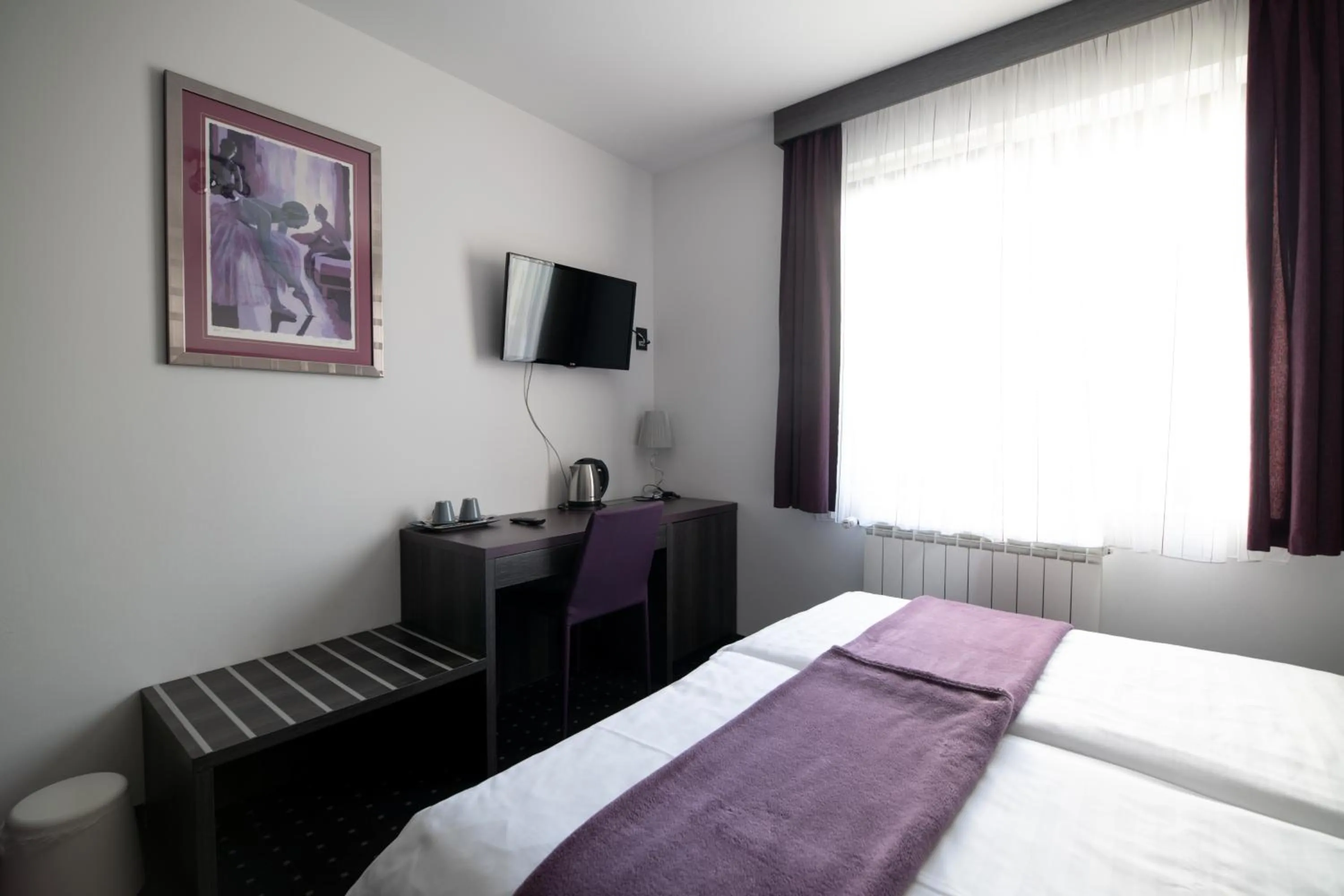 Photo of the whole room, Bed in Log In Rooms