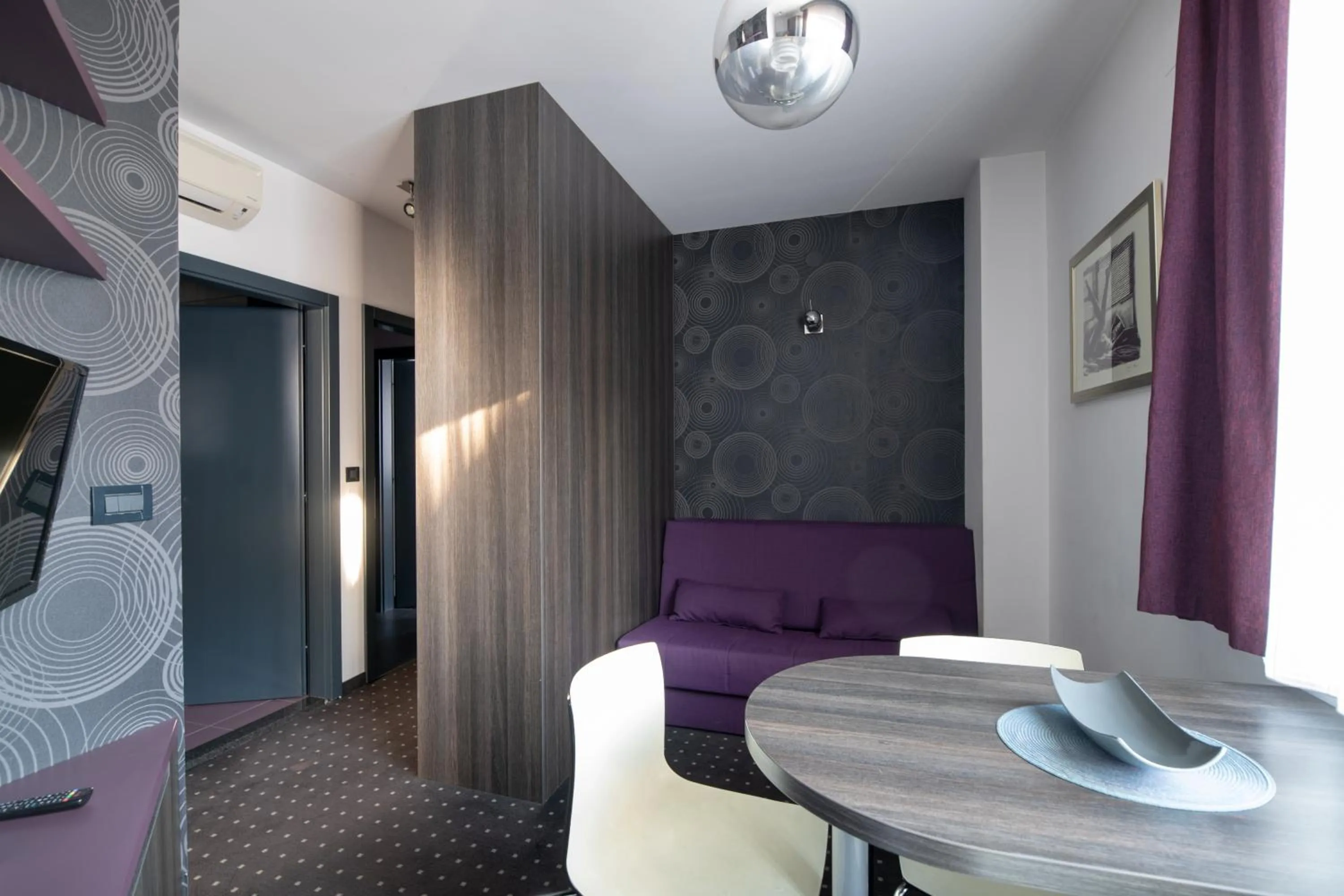 Photo of the whole room in Log In Rooms