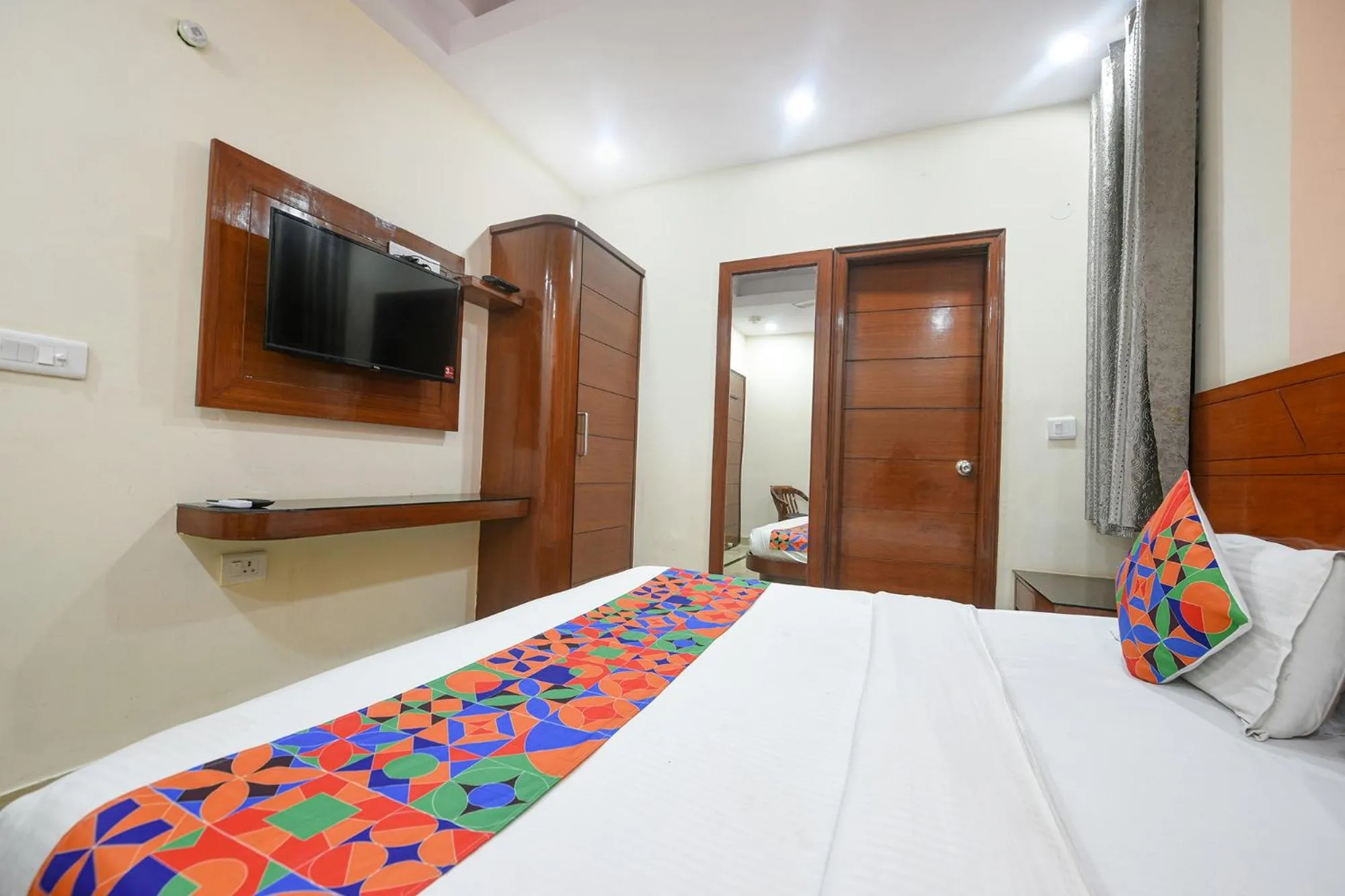 Bed in FabHotel Jaggi Palace Karol Bagh