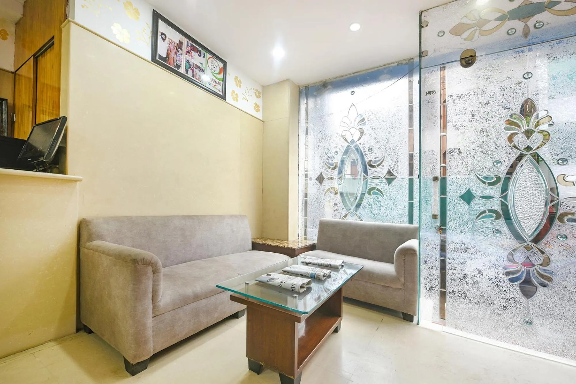 Seating area in FabHotel Jaggi Palace Karol Bagh