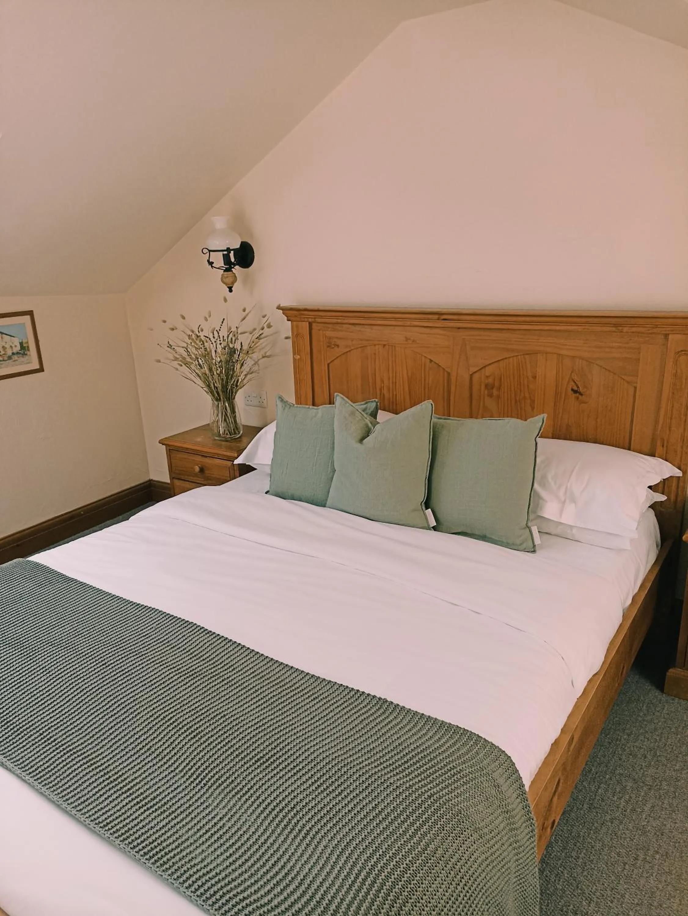 Bedroom, Bed in The Gwaelod y Garth Inn