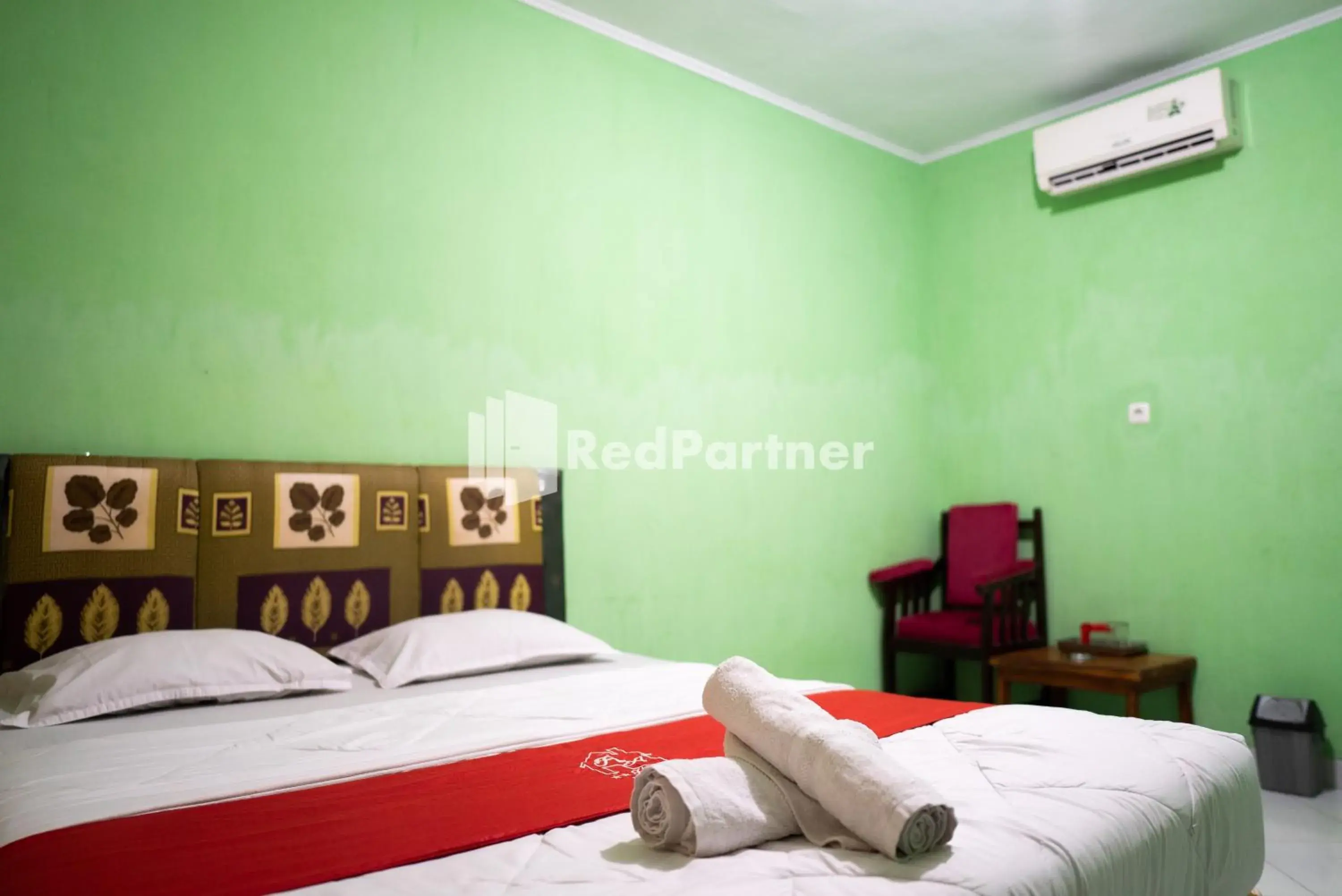 Standard Double Room in Hotel Ratu Ayu 2 Lampung Mitra RedDoorz Standard Double Room in Hotel Ratu Ayu 2 Lampung Mitra RedDoorz