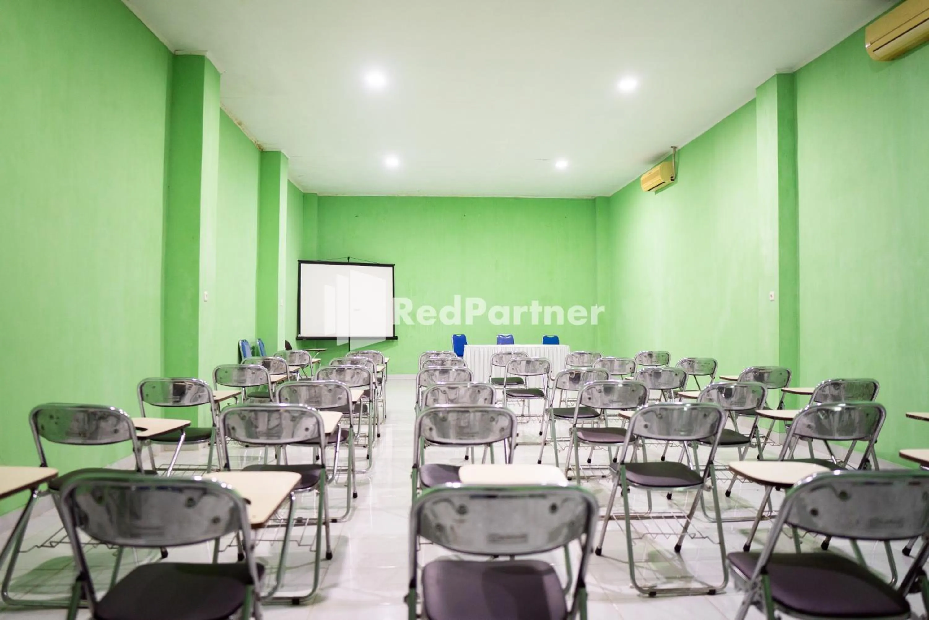 Business facilities in Hotel Ratu Ayu 2 Lampung Mitra RedDoorz