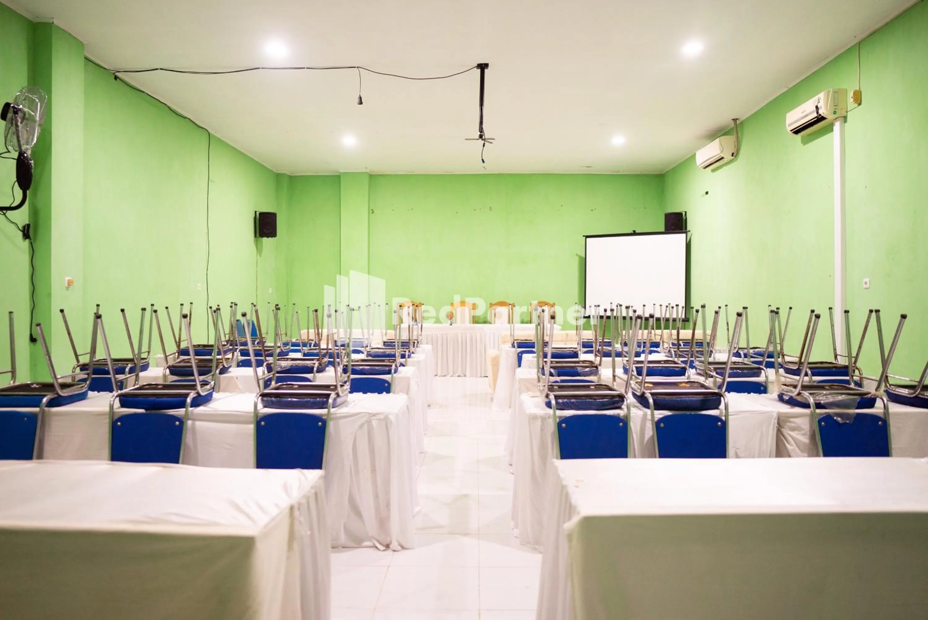 Business facilities in Hotel Ratu Ayu 2 Lampung Mitra RedDoorz