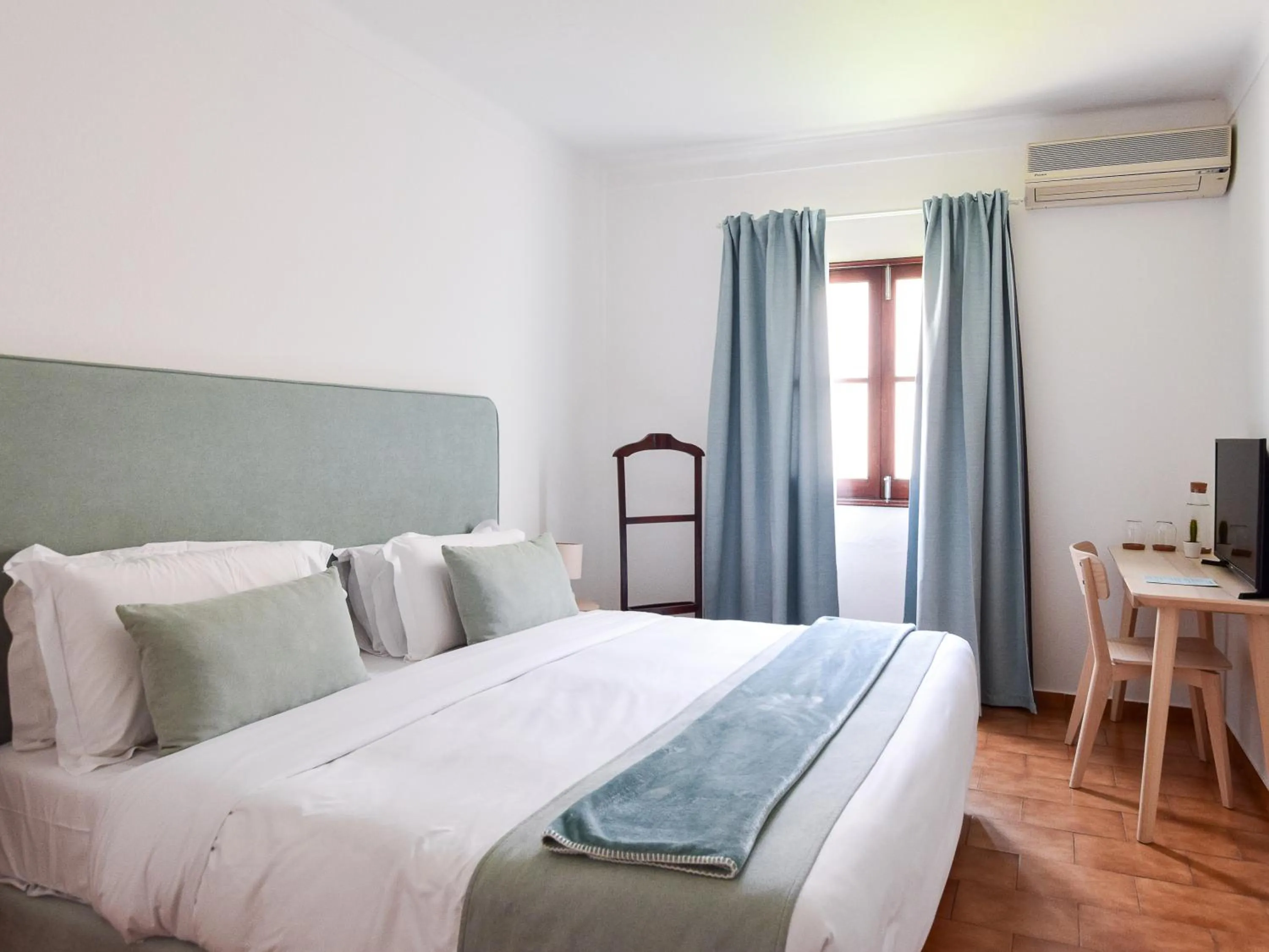 Bedroom, Bed in A Muralha