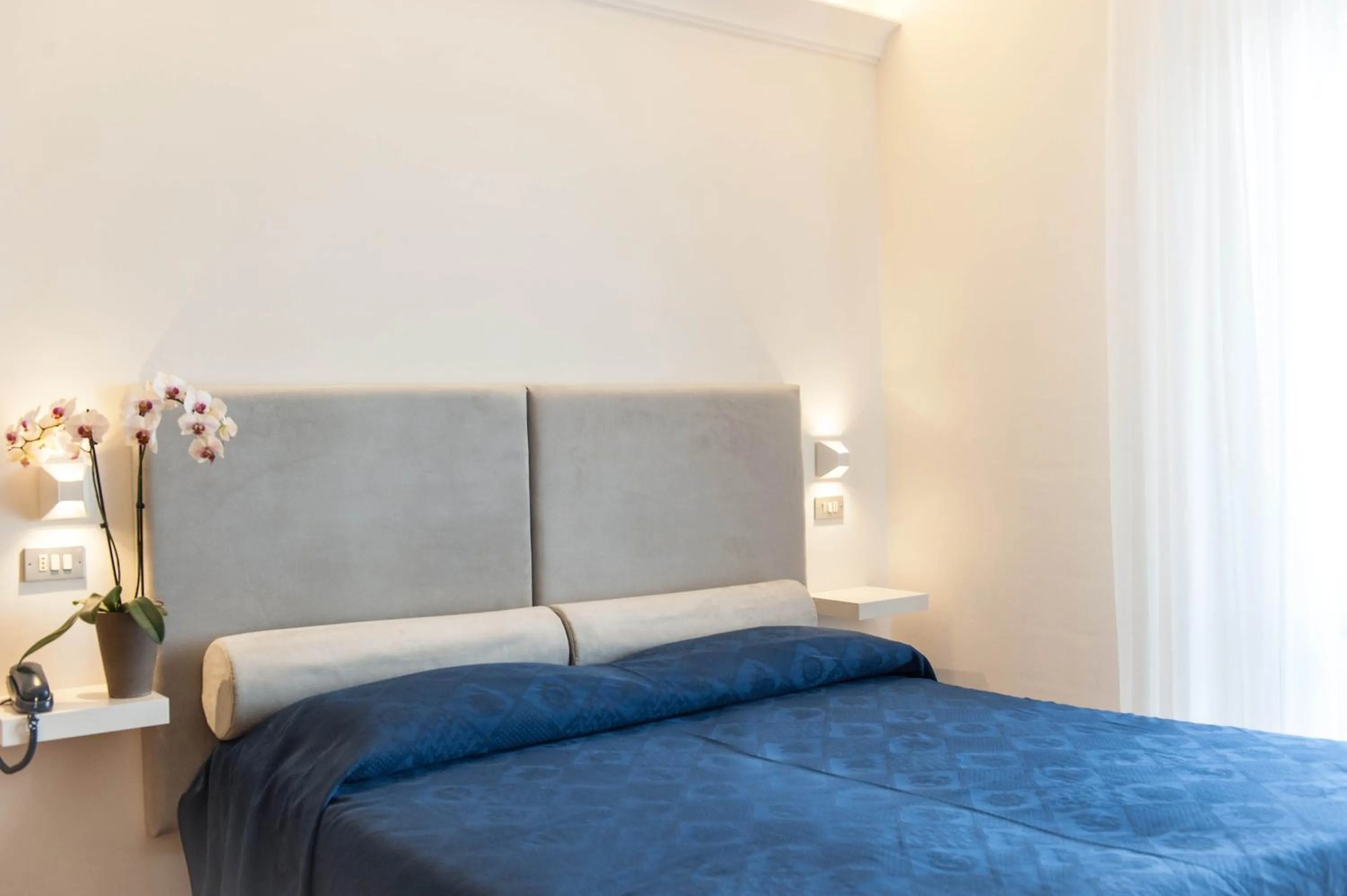 Bed in Kiss Beachfront Hotel & Restaurant