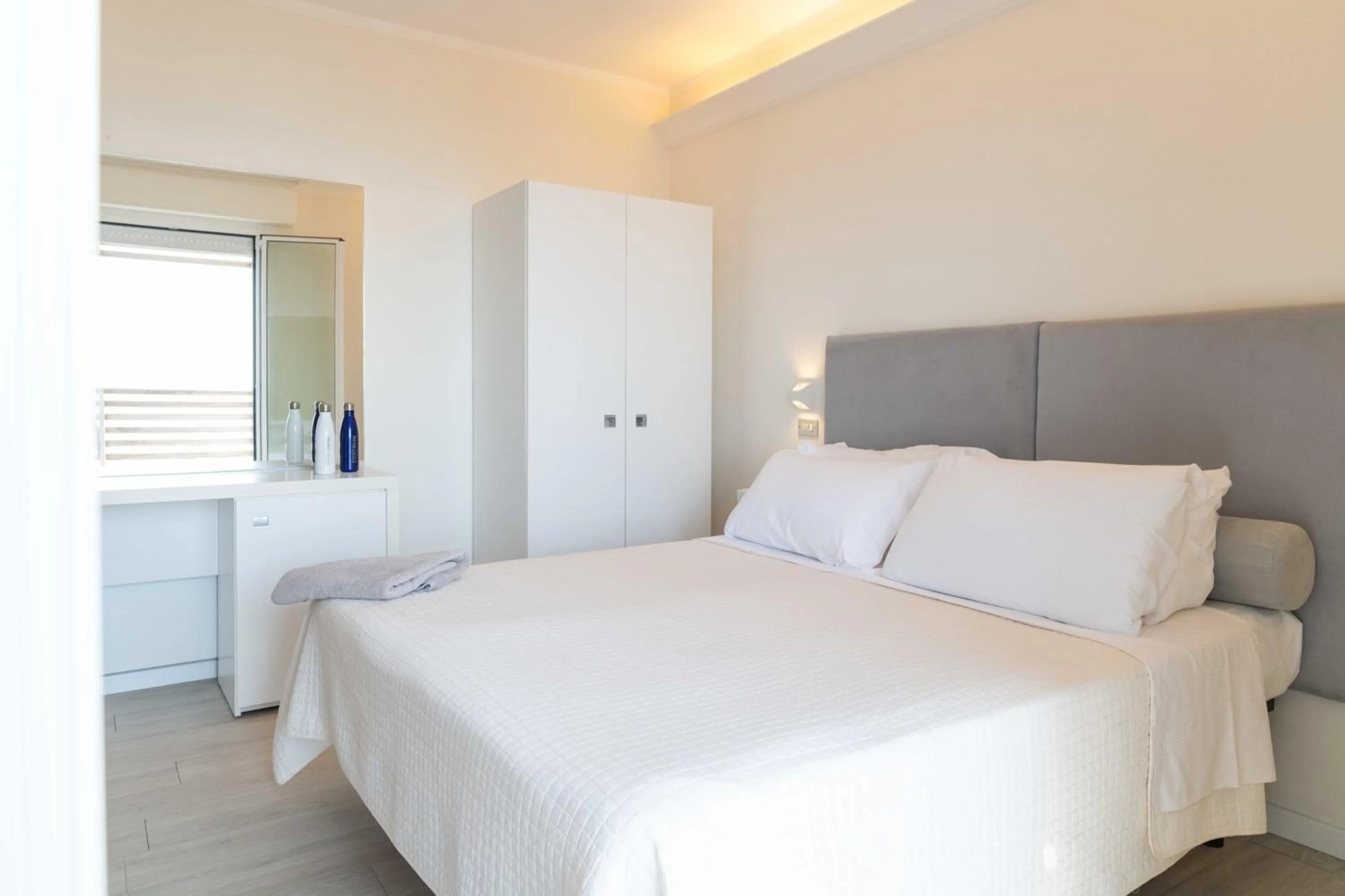 Bedroom, Bed in Kiss Beachfront Hotel & Restaurant