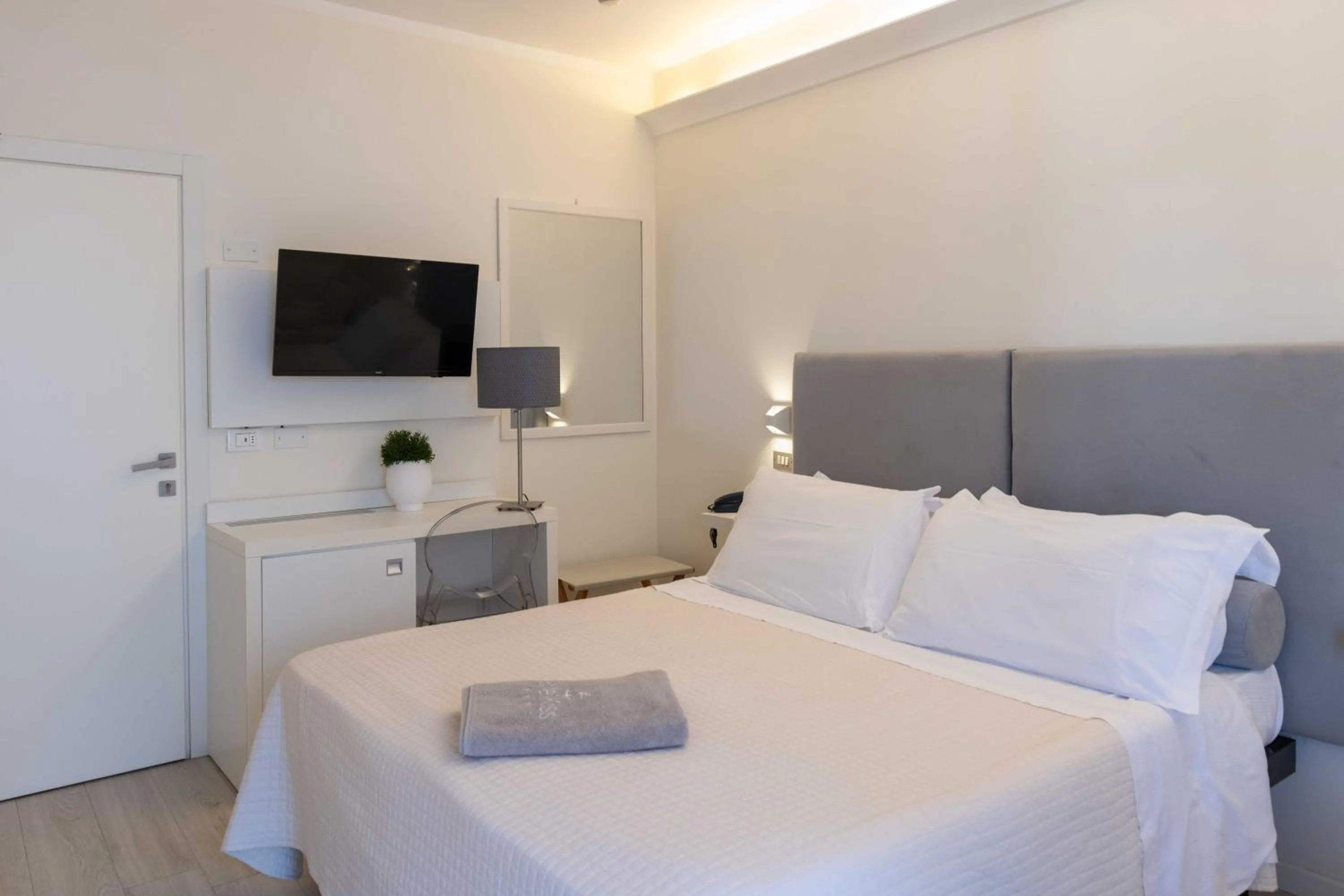 Bedroom, Bed in Kiss Beachfront Hotel & Restaurant