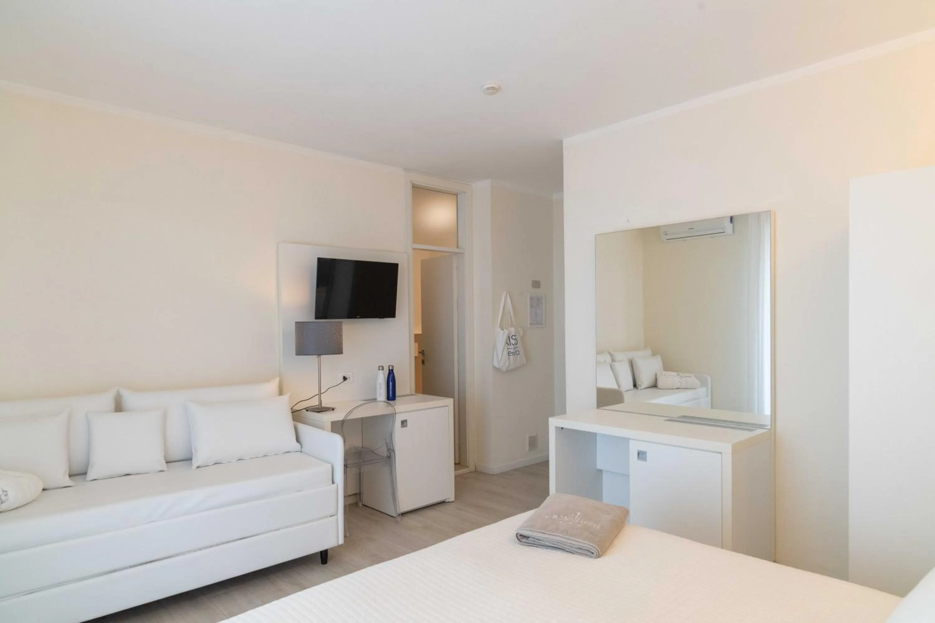 Bedroom, Bed in Kiss Beachfront Hotel & Restaurant