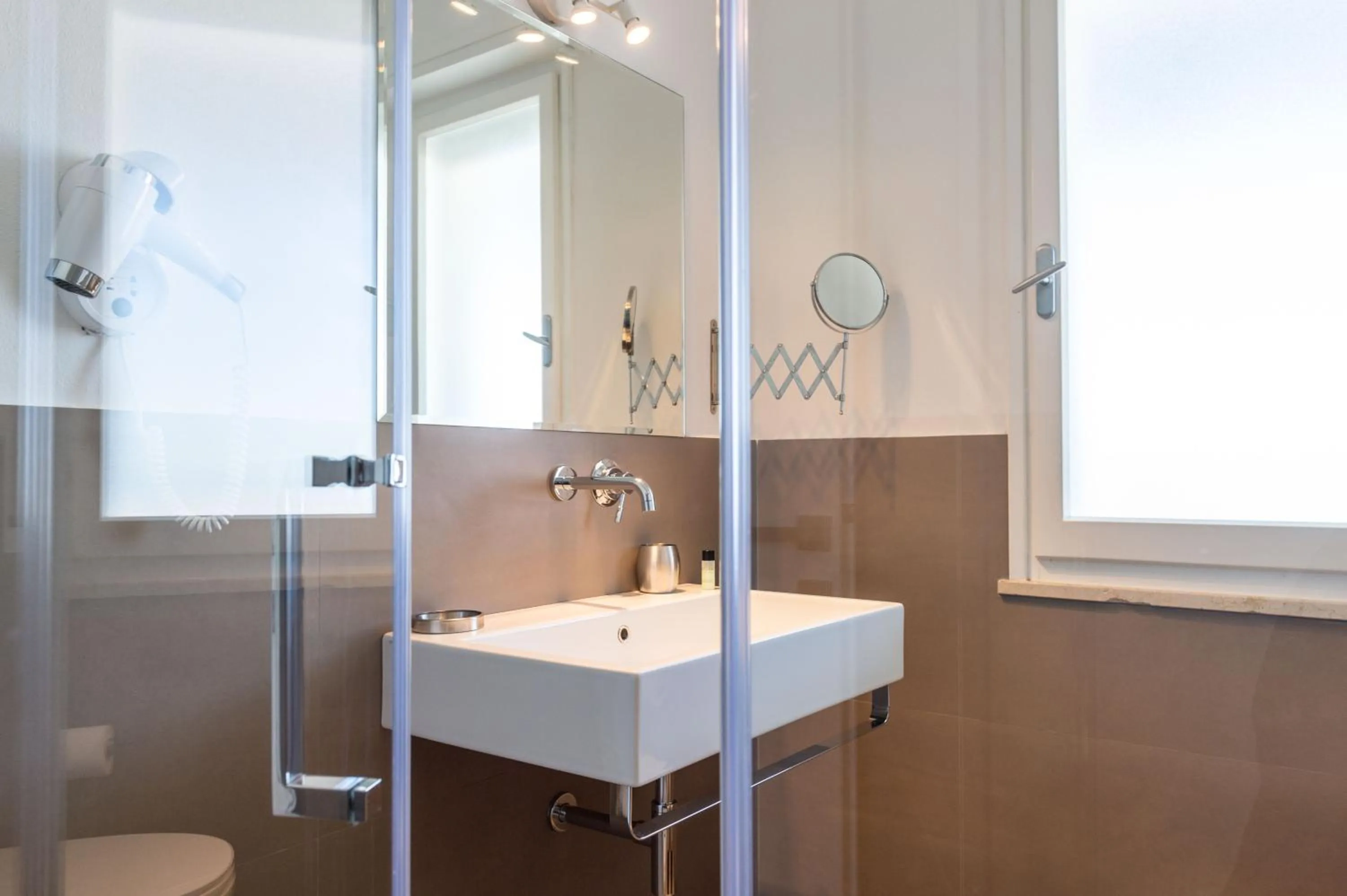 Toilet in Kiss Beachfront Hotel & Restaurant