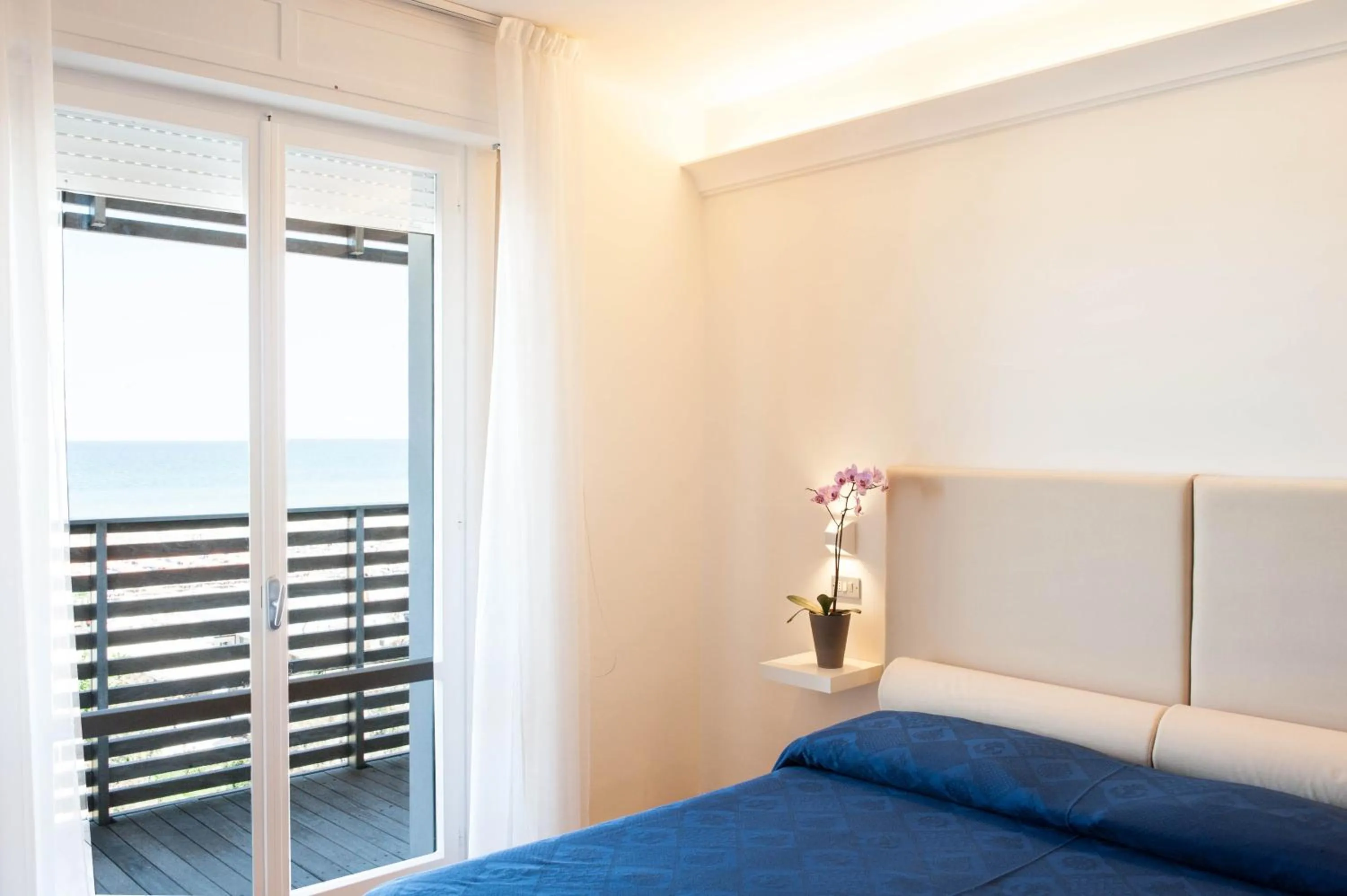 Bed in Kiss Beachfront Hotel & Restaurant