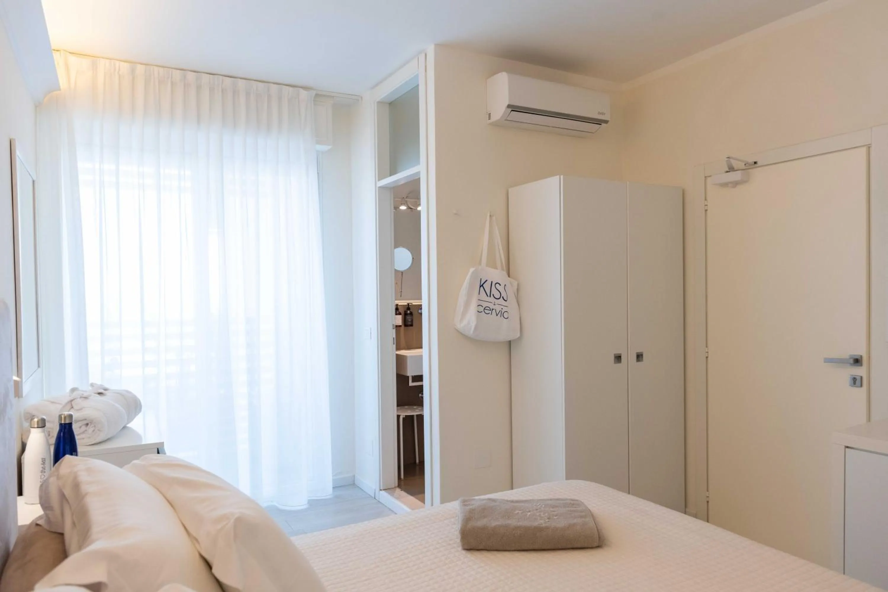 Bedroom, Bed in Kiss Beachfront Hotel & Restaurant