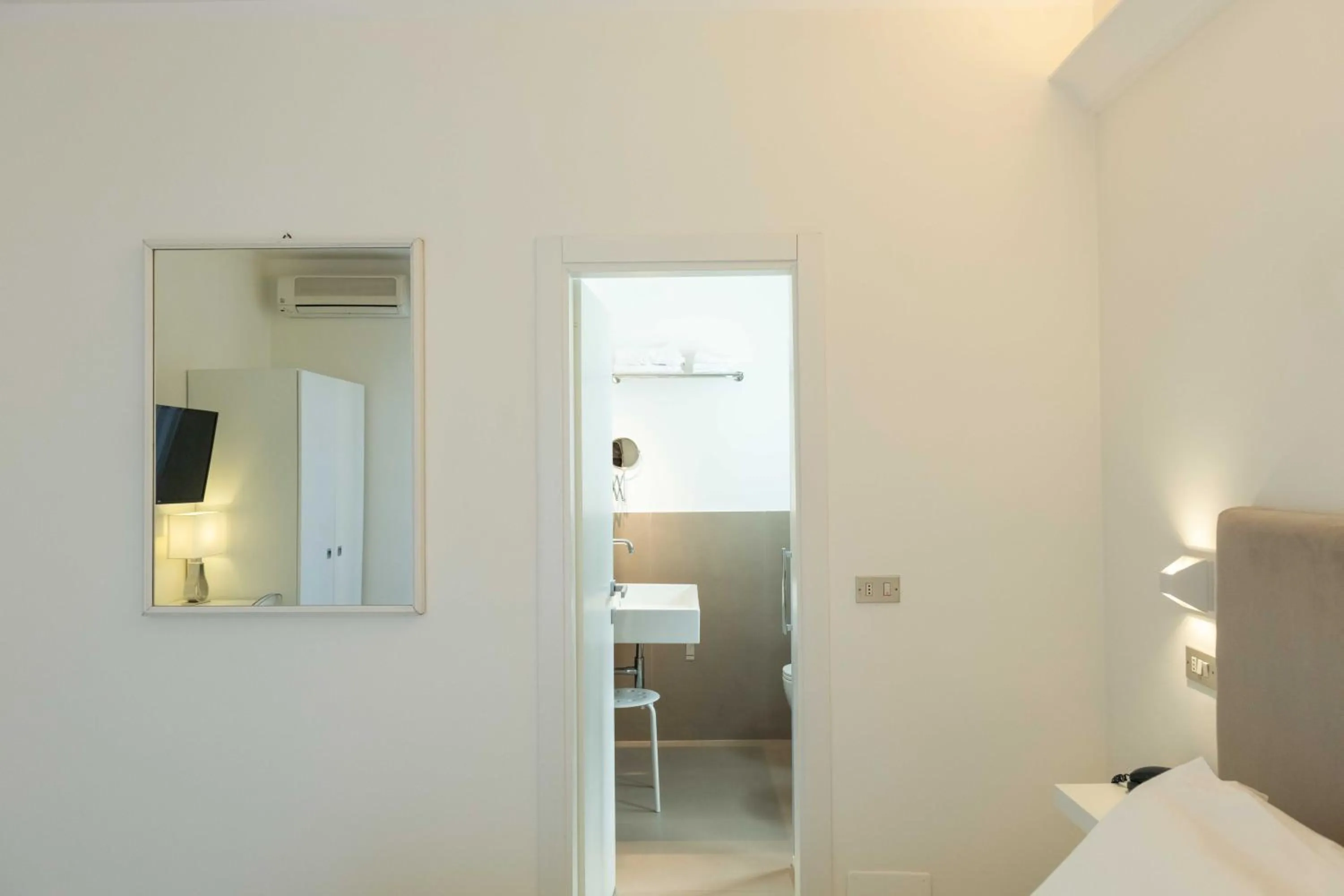 Bedroom, Bed in Kiss Beachfront Hotel & Restaurant