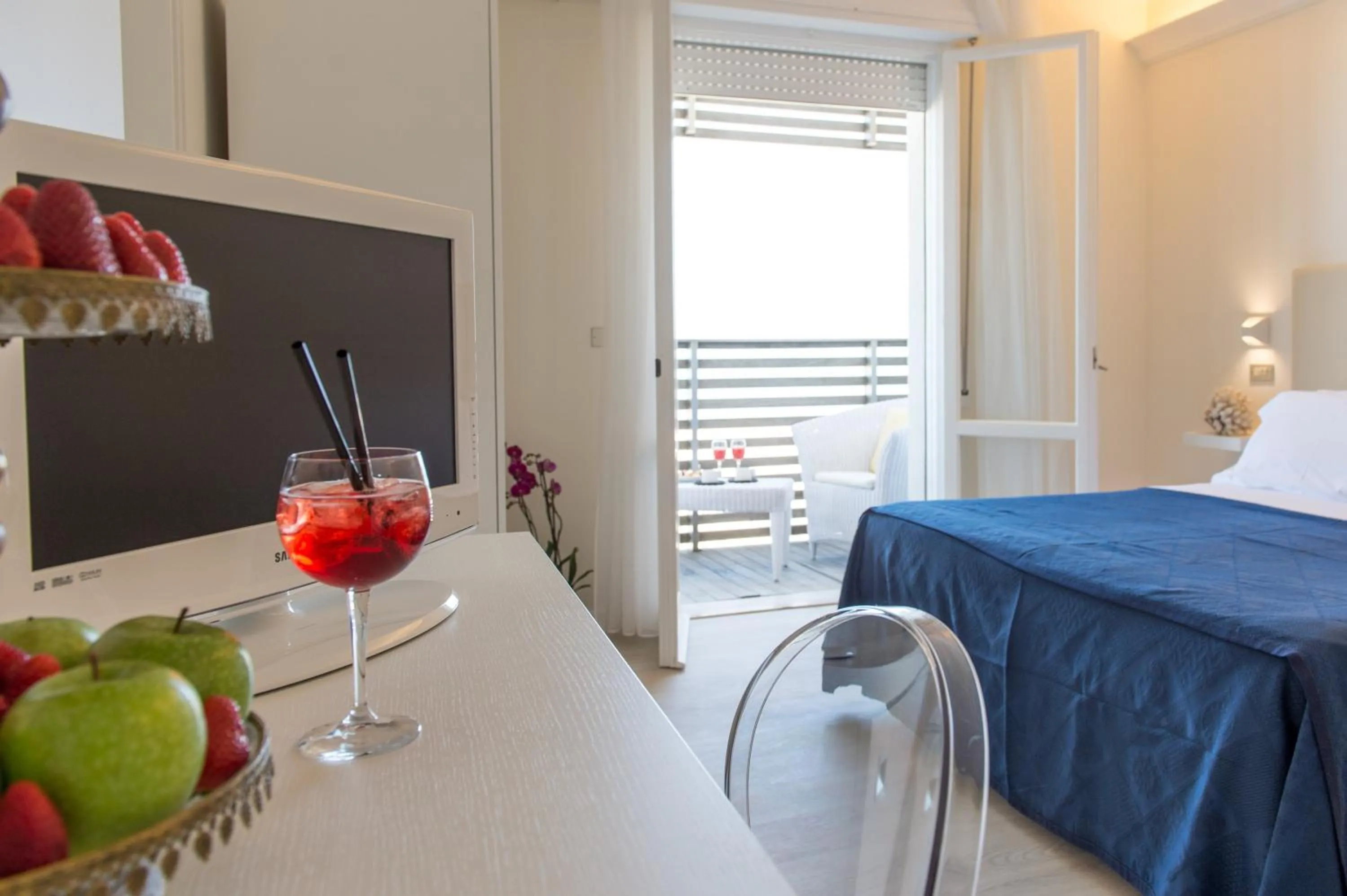 Bedroom, Bed in Kiss Beachfront Hotel & Restaurant