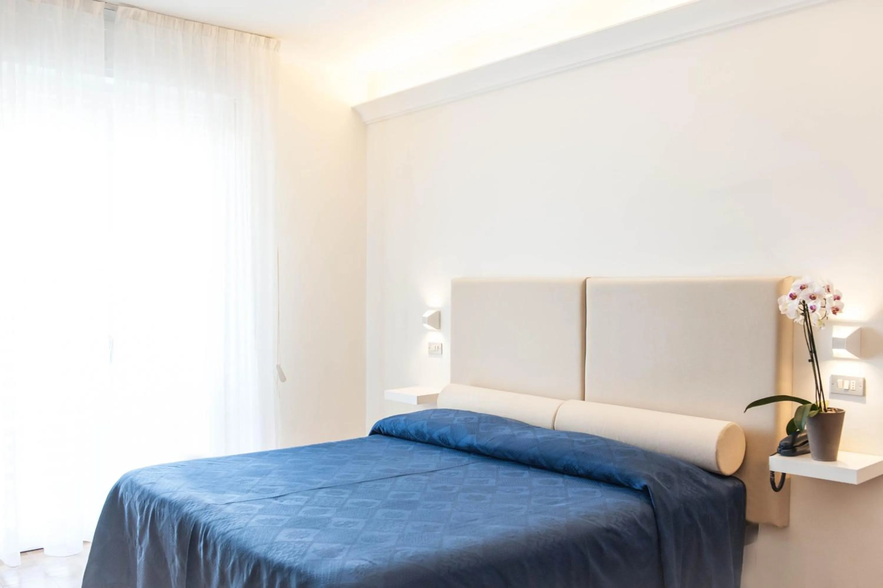 Photo of the whole room, Bed in Kiss Beachfront Hotel & Restaurant