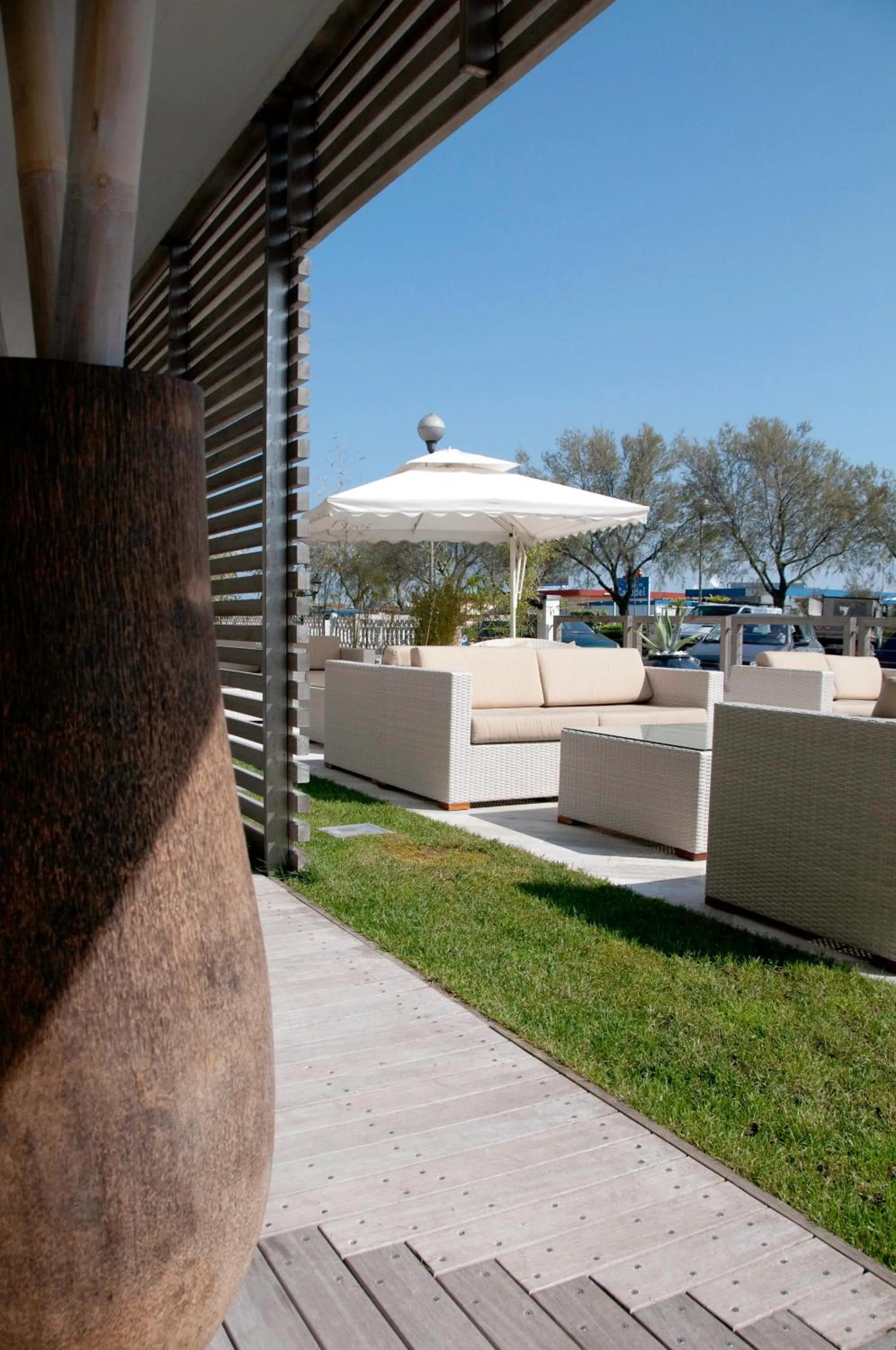 Garden in Kiss Beachfront Hotel & Restaurant