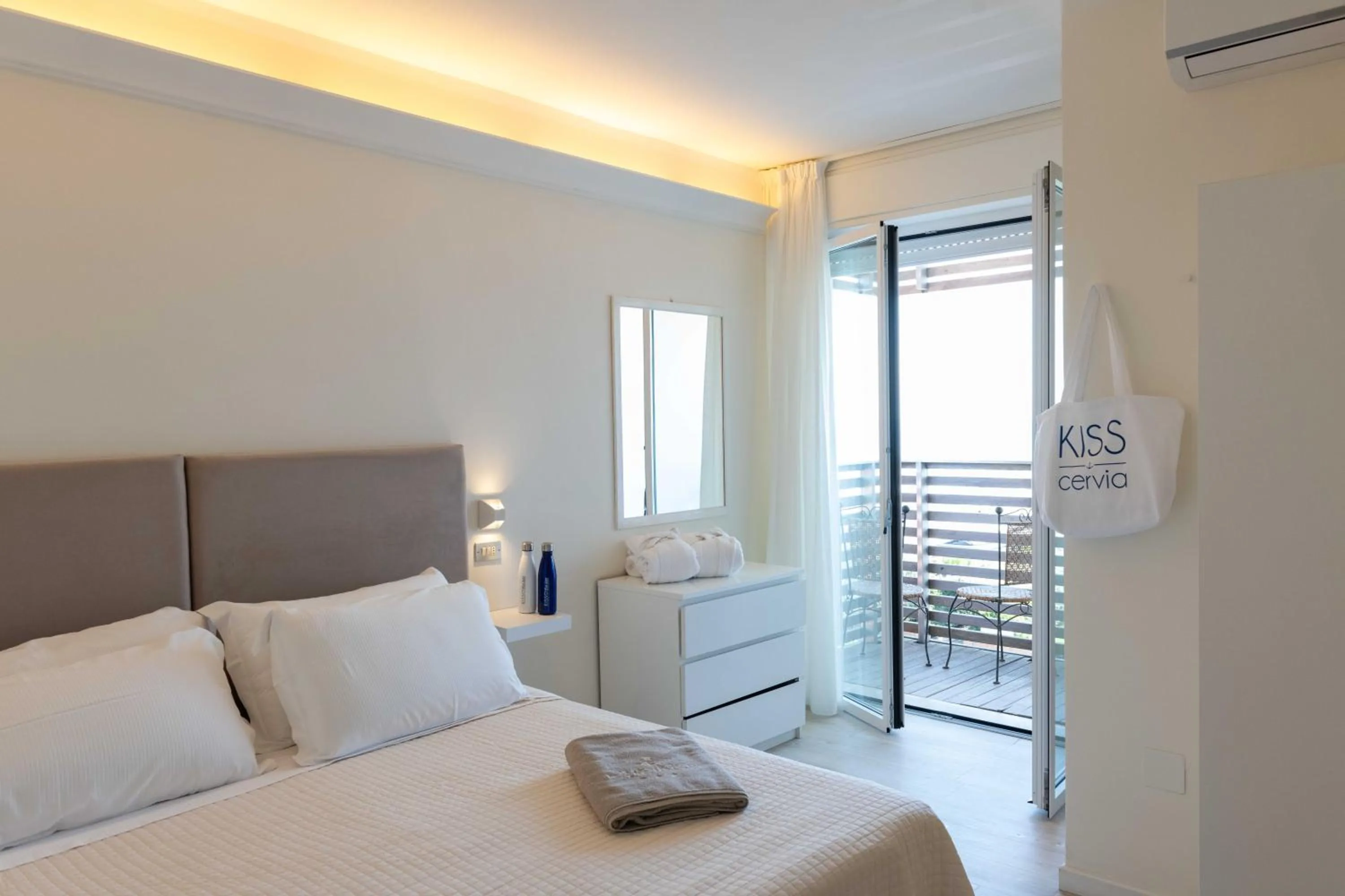 Bedroom, Bed in Kiss Beachfront Hotel & Restaurant