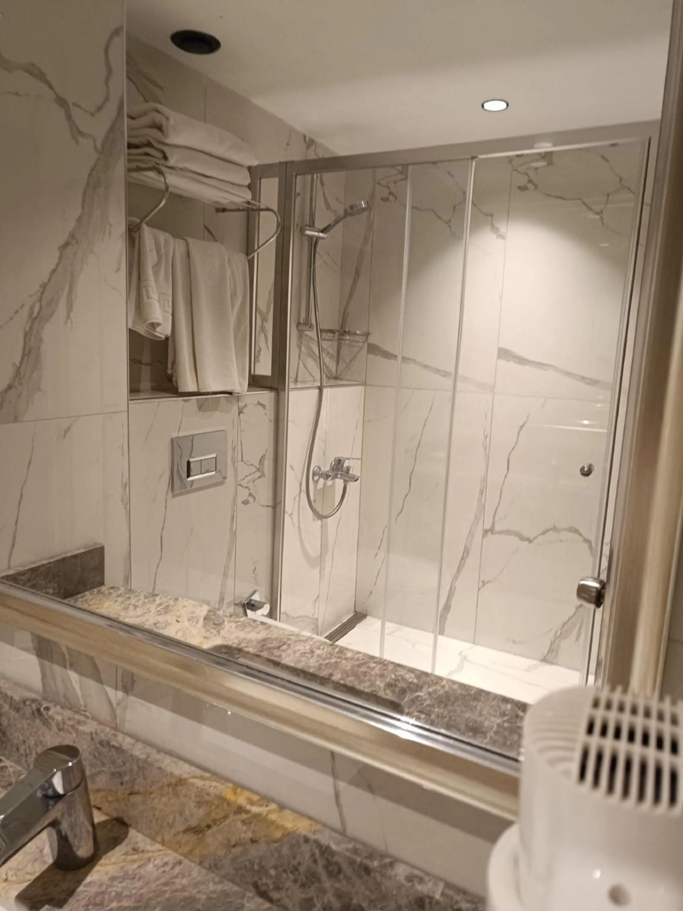 Shower in Mineo Hotel Taksim