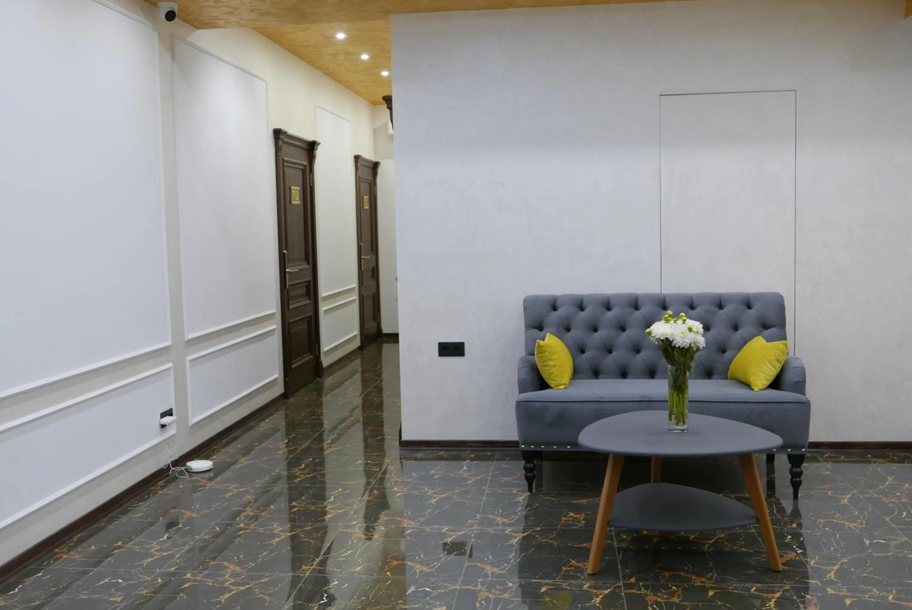 Communal lounge/ TV room in Arch Apart Hotel