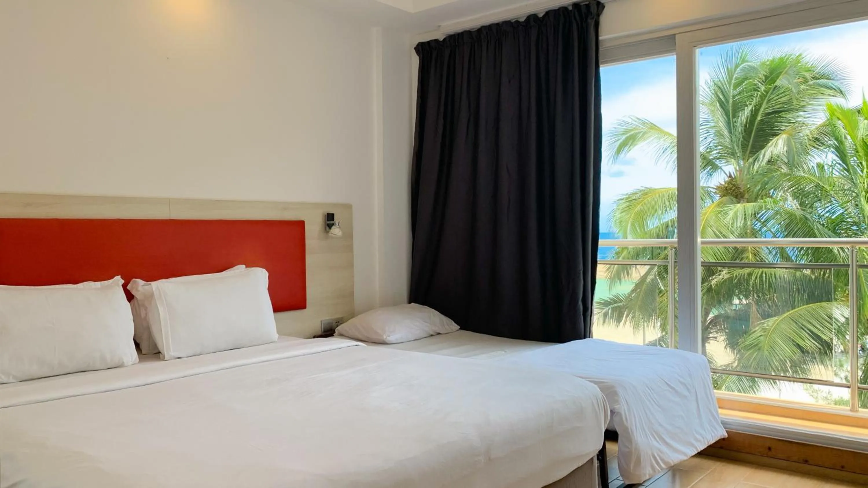 Photo of the whole room, Bed in iCom Marina Sea View