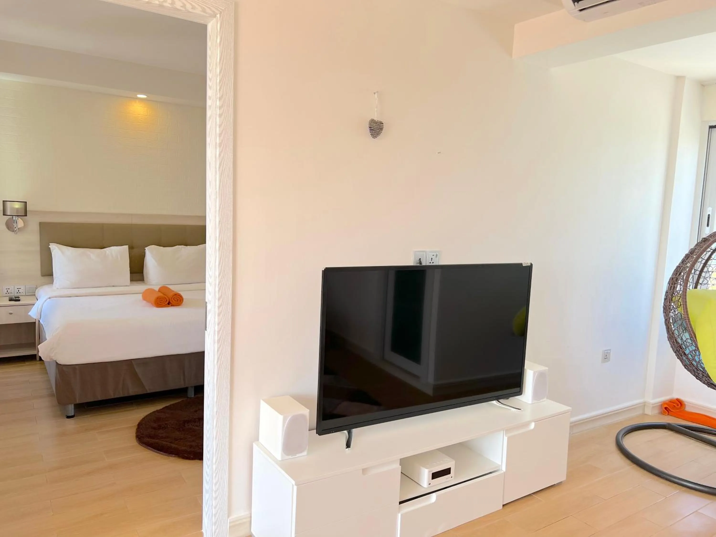 Photo of the whole room, Bed in iCom Marina Sea View