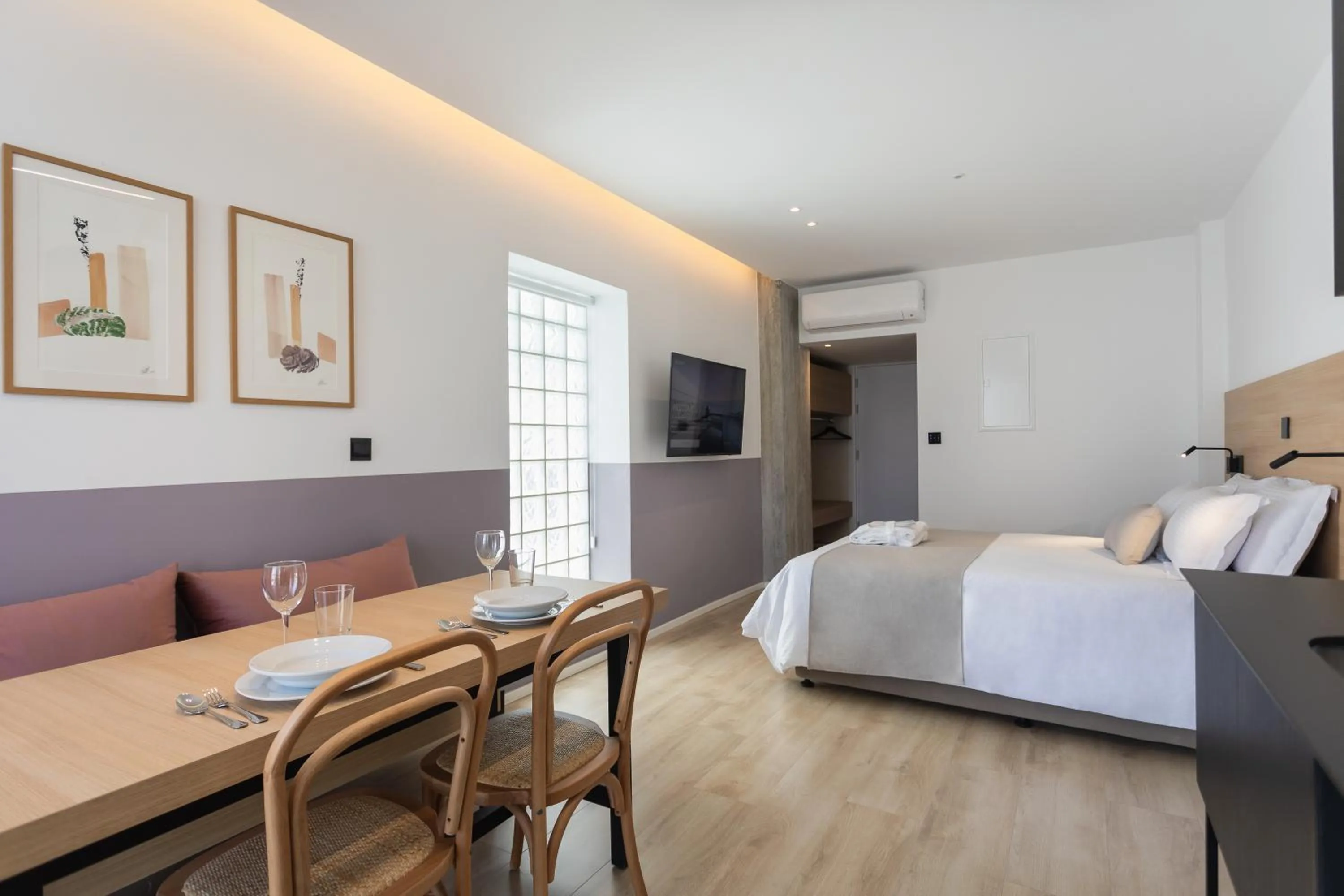 Photo of the whole room, Bed in Alinea Urban Saripolou Square