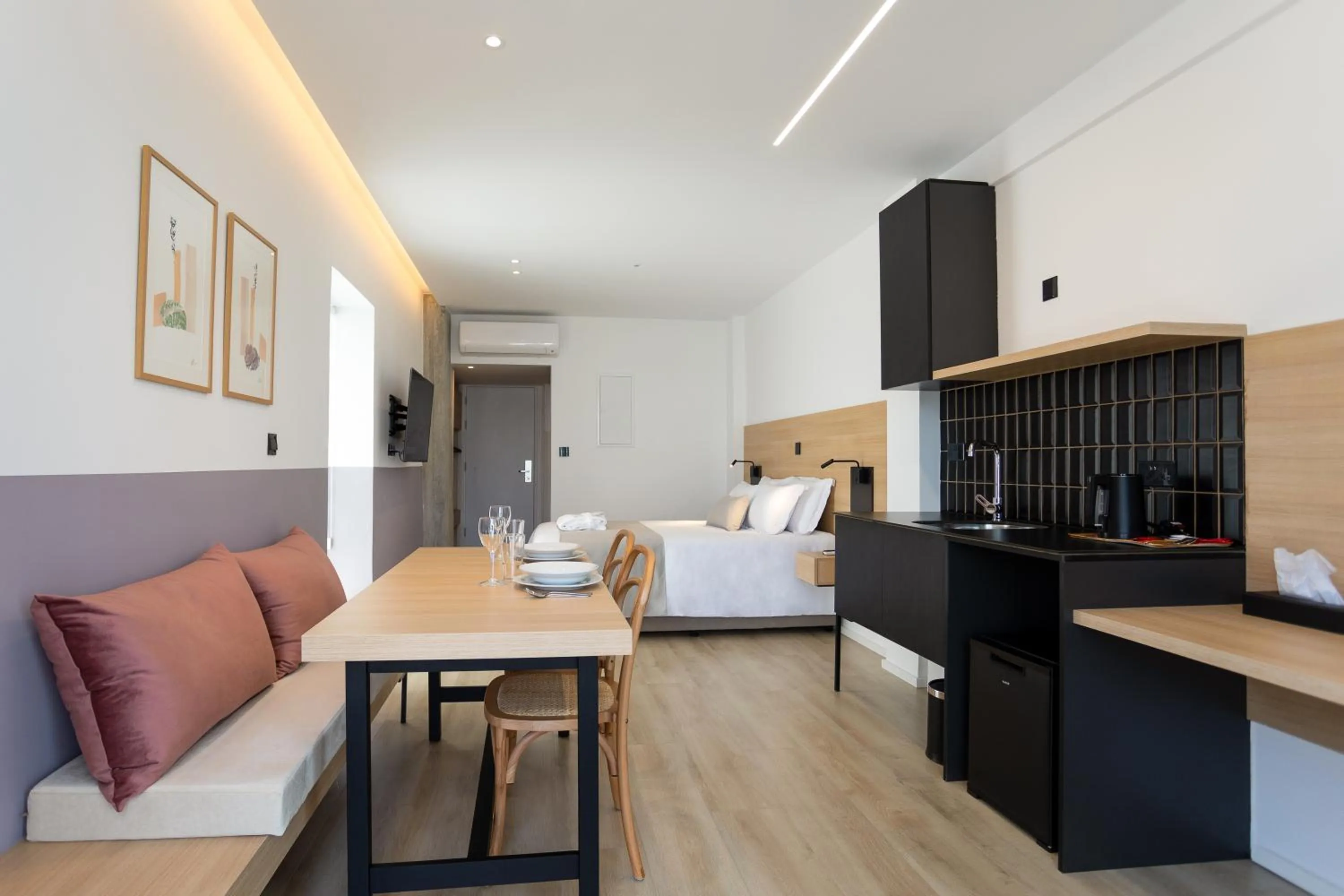 Photo of the whole room in Alinea Urban Saripolou Square