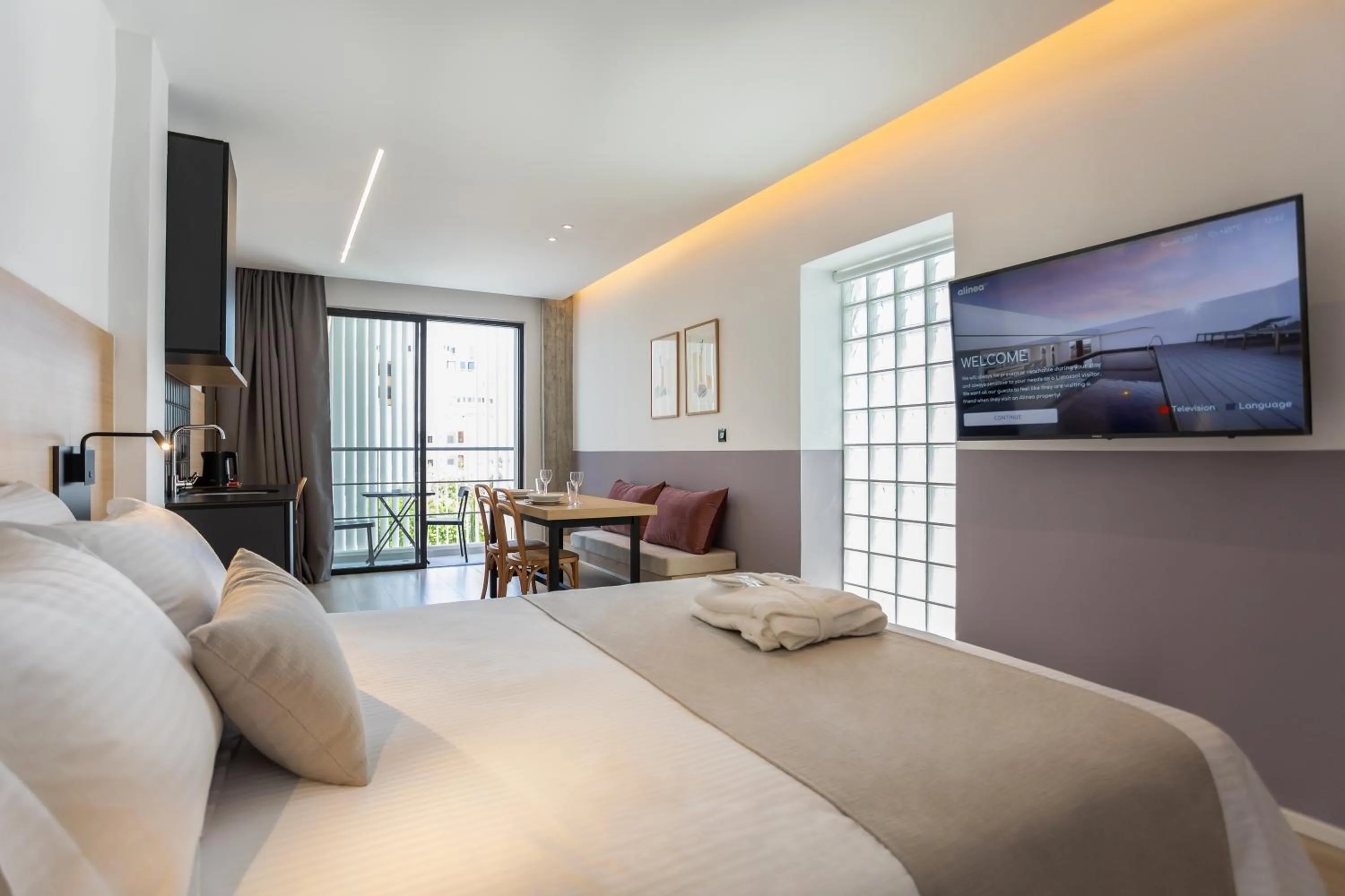 Photo of the whole room, Bed in Alinea Urban Saripolou Square